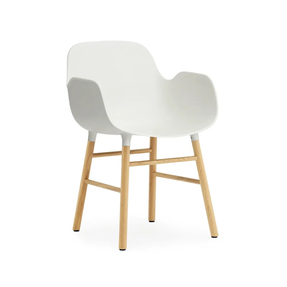 Form stoel met armleuningen, white, eikenhouten poten Normann Copenhagen