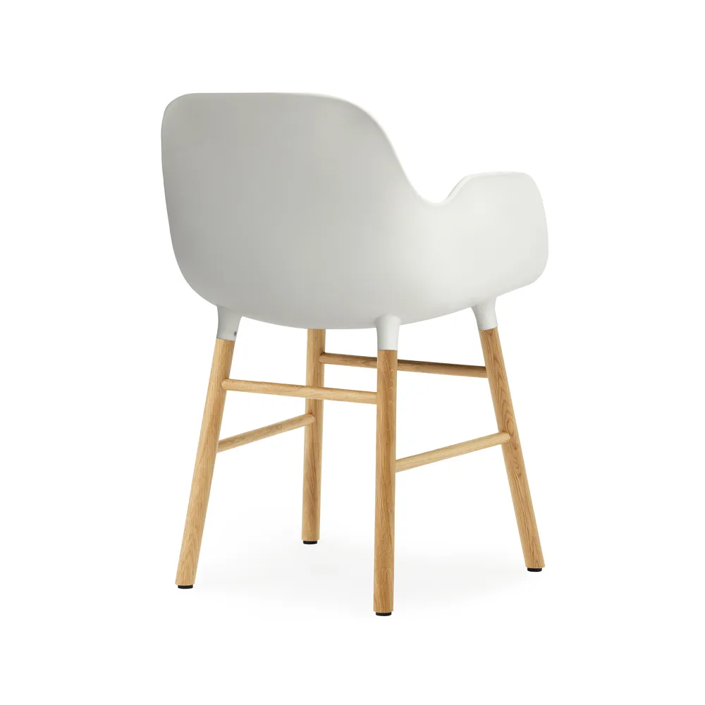 Form stoel met armleuningen, white, eikenhouten poten Normann Copenhagen