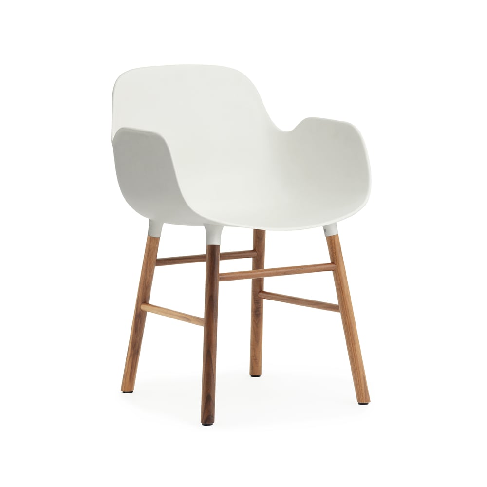 Normann Copenhagen Form stoel met armleuningen white, walnoothouten poten