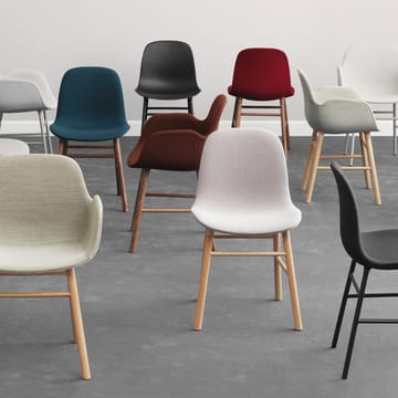 Form Stoel - red, eikenhouten poten - Normann Copenhagen