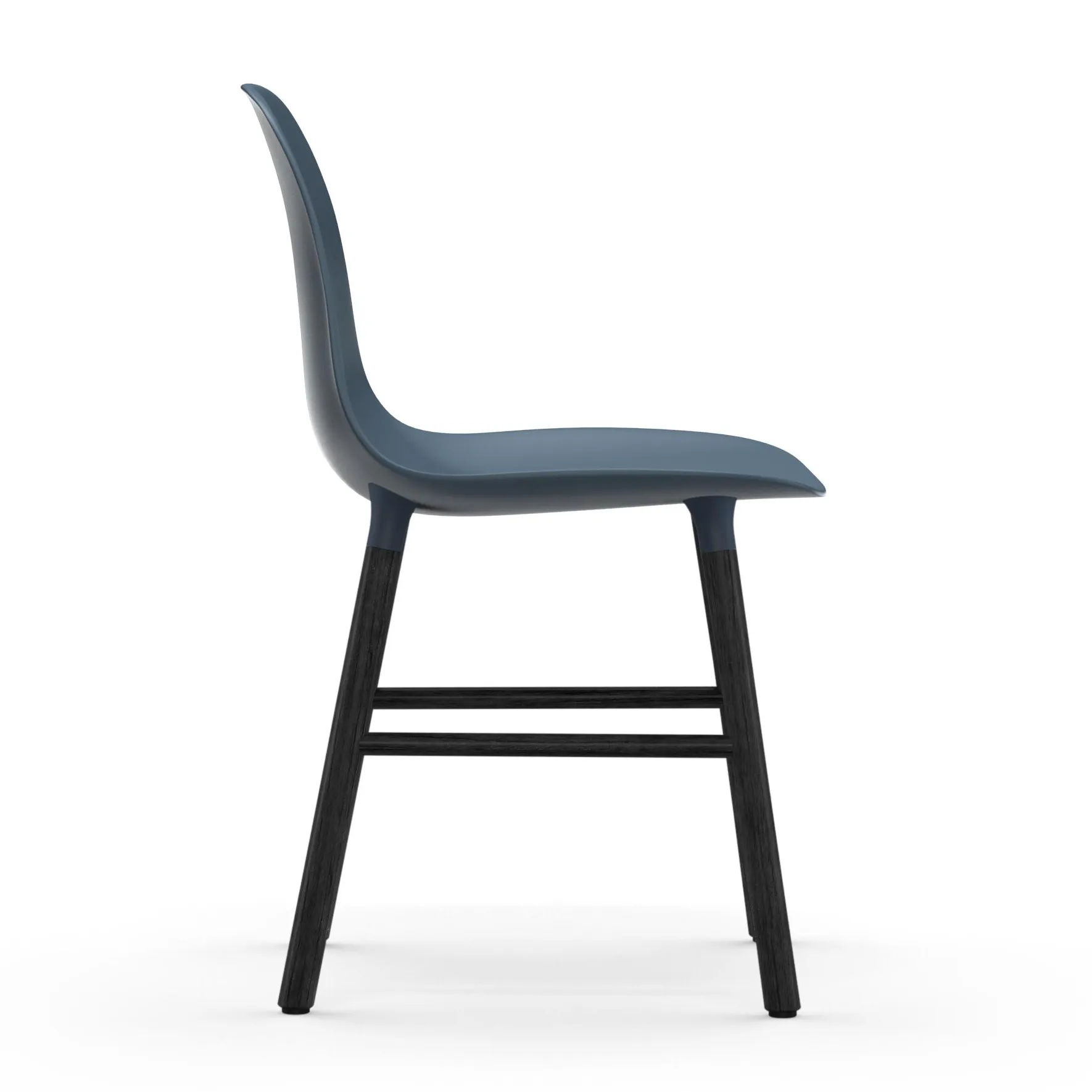Form stoel zwarte poten, Blauw Normann Copenhagen