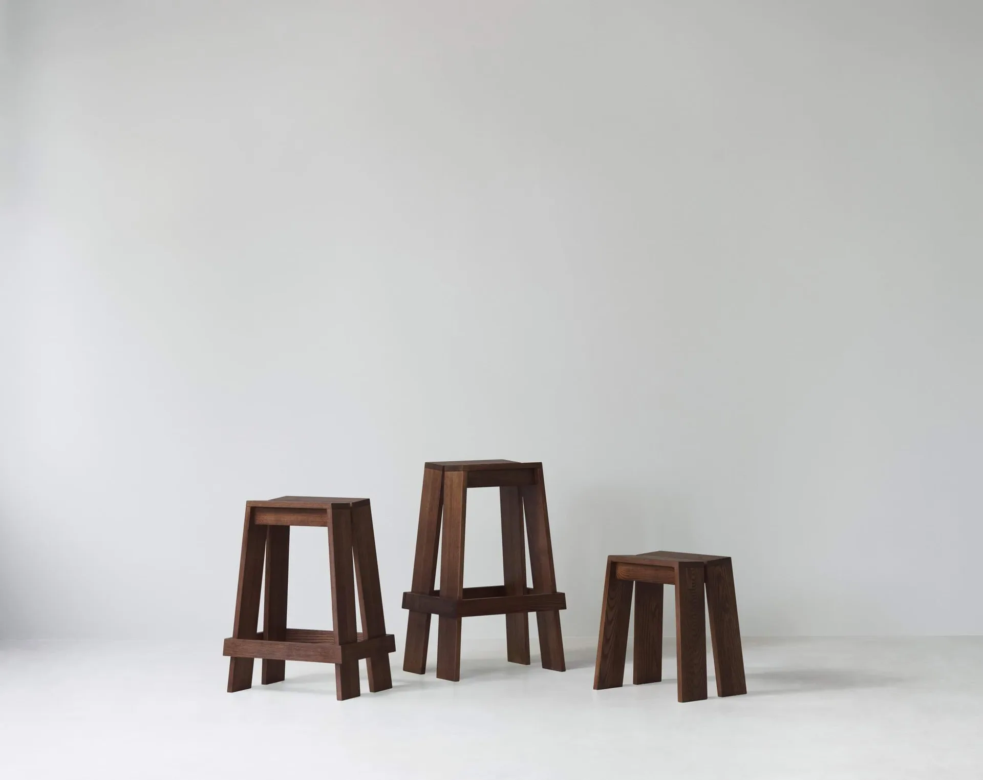 Let barkruk 65 cm, Brown Stained Ash Normann Copenhagen