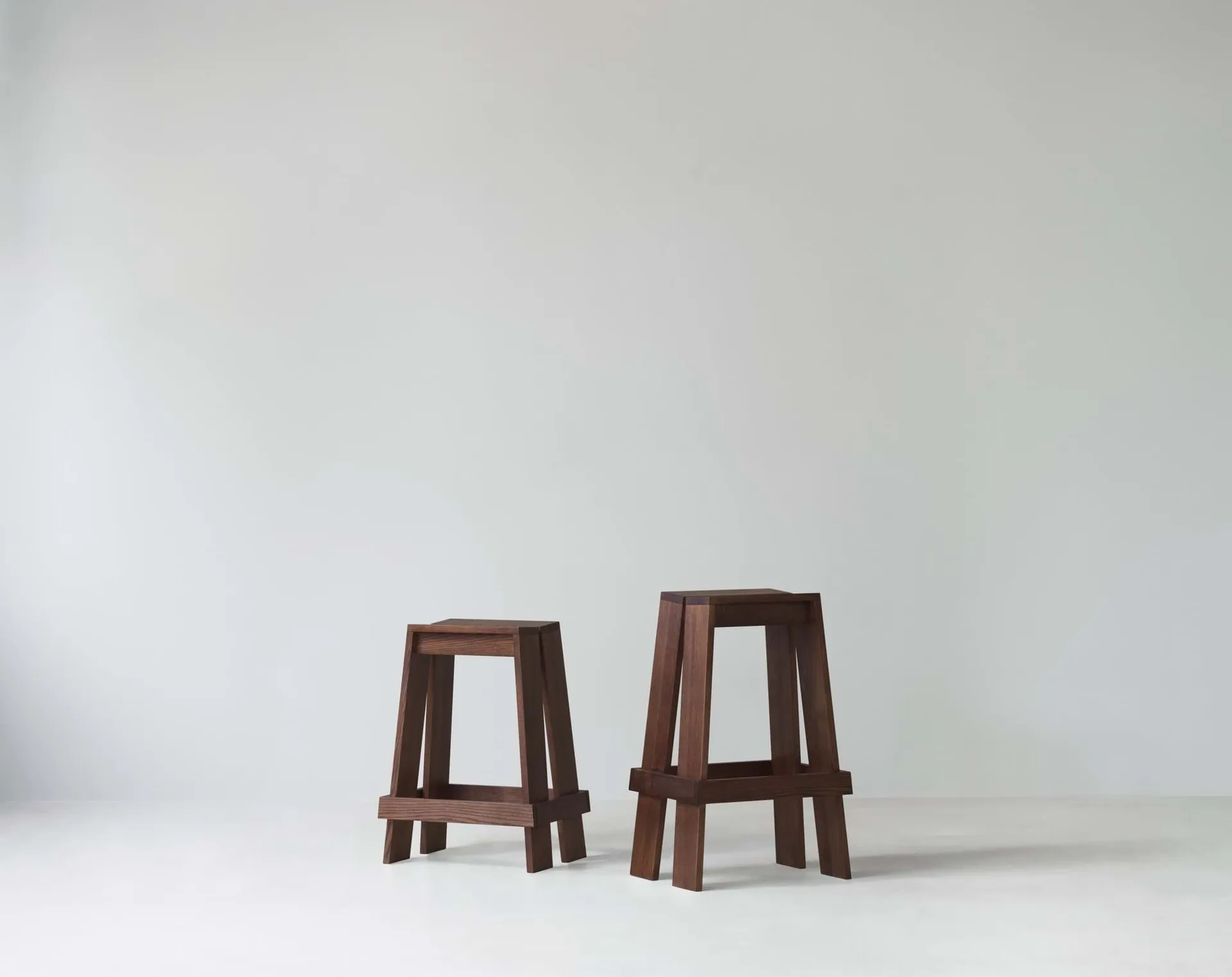 Let barkruk 65 cm, Brown Stained Ash Normann Copenhagen