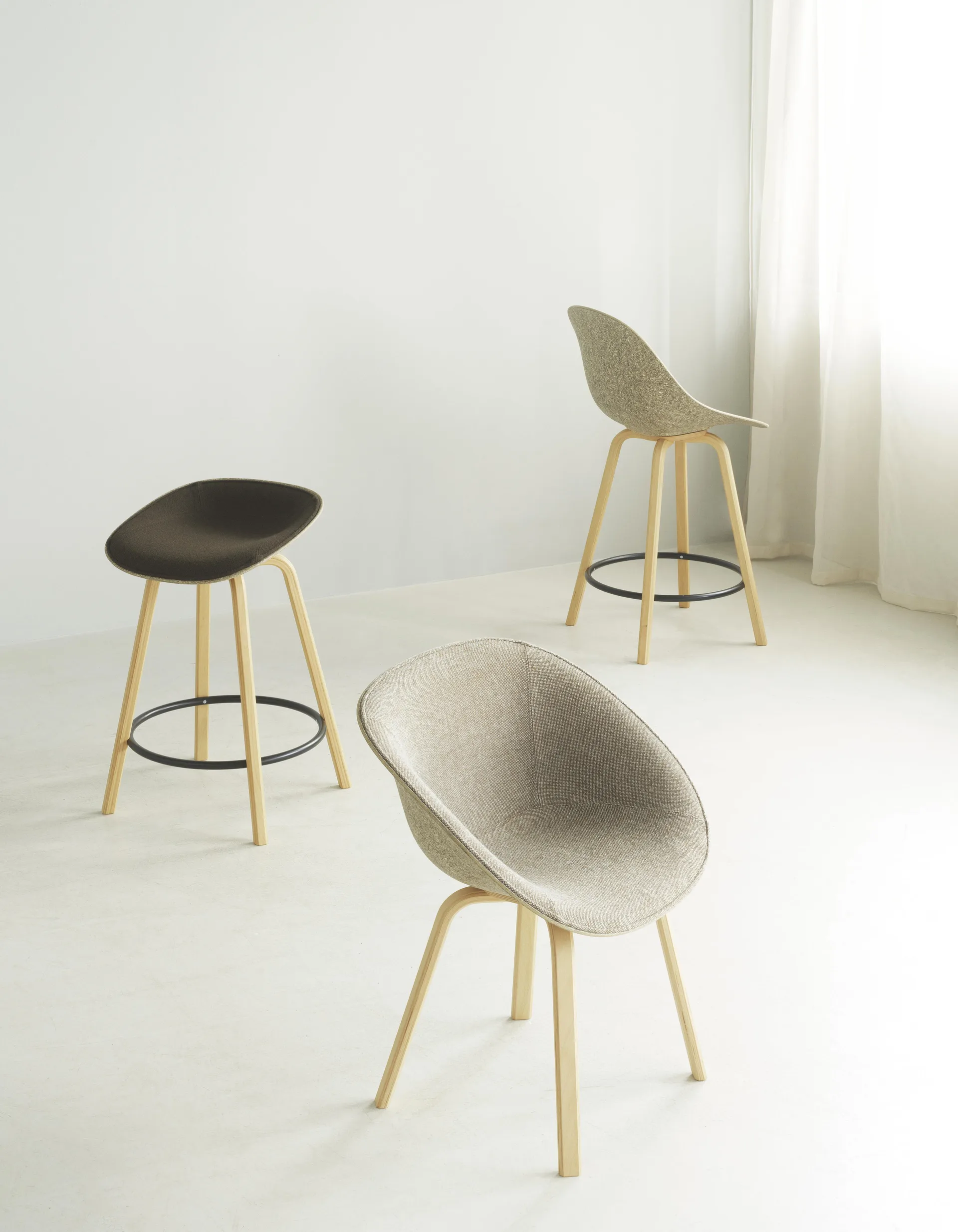 Mat Barstool barkruk voorkant gestoffeerd 65 cm, Ultra 41599-hemp-beech-black steel Normann Copenhagen