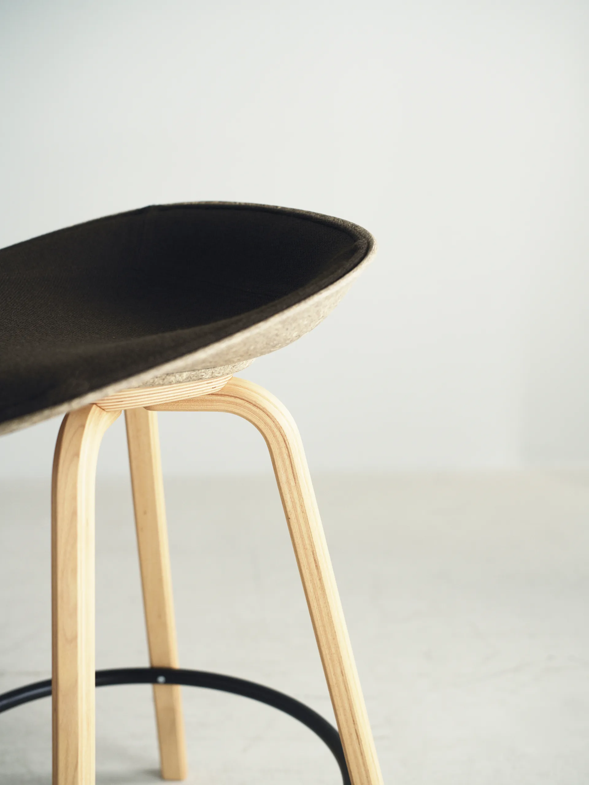 Mat Barstool barkruk voorkant gestoffeerd 65 cm, Ultra 41599-hemp-beech-black steel Normann Copenhagen