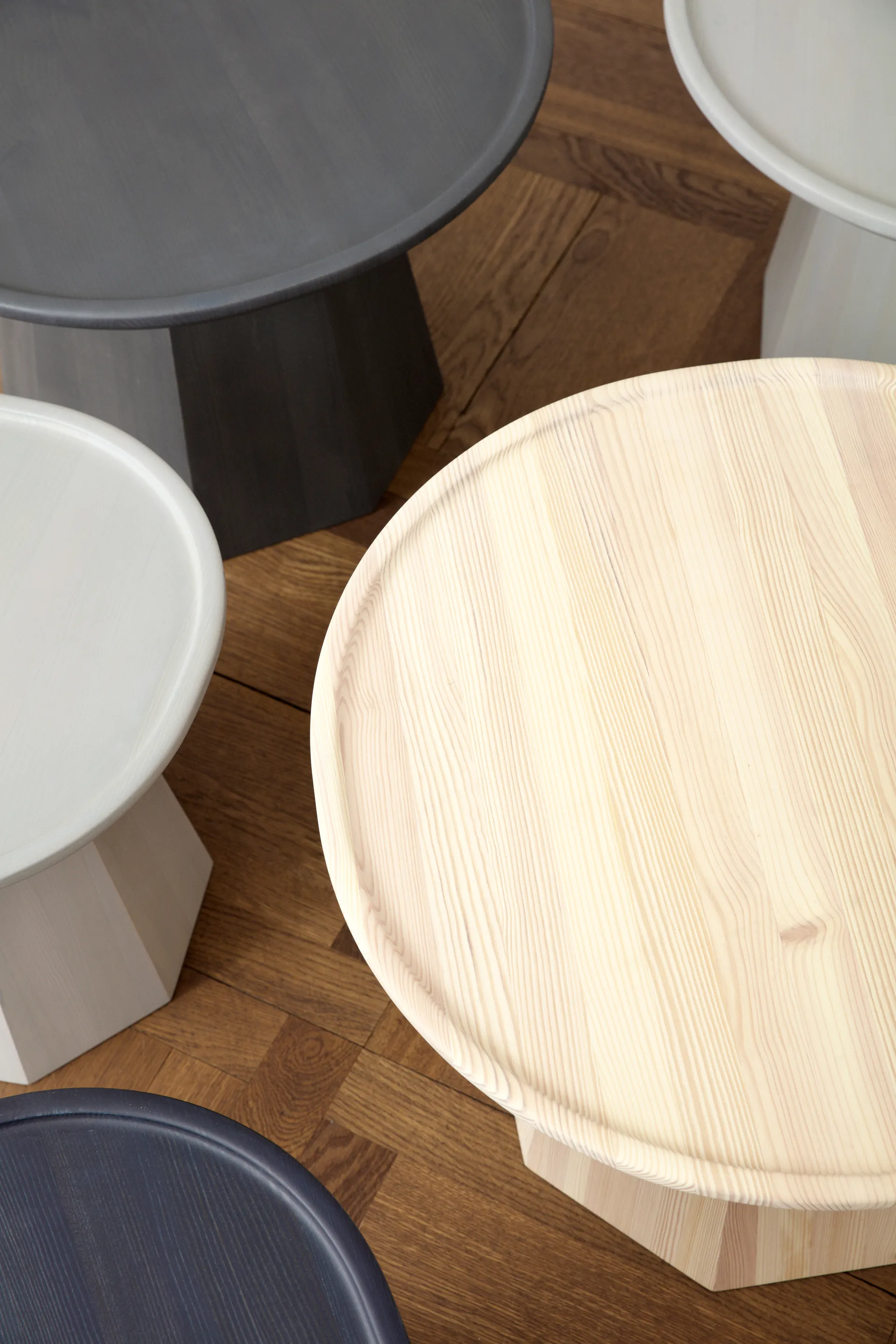 Pine table large bijzettfel Ø65 cm H:44,5 cm, Pine Normann Copenhagen