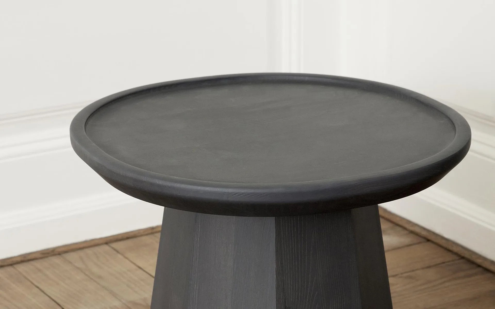 Pine table small bijzettfel Ø45 cm H:40,6 cm, Dark Grey Normann Copenhagen