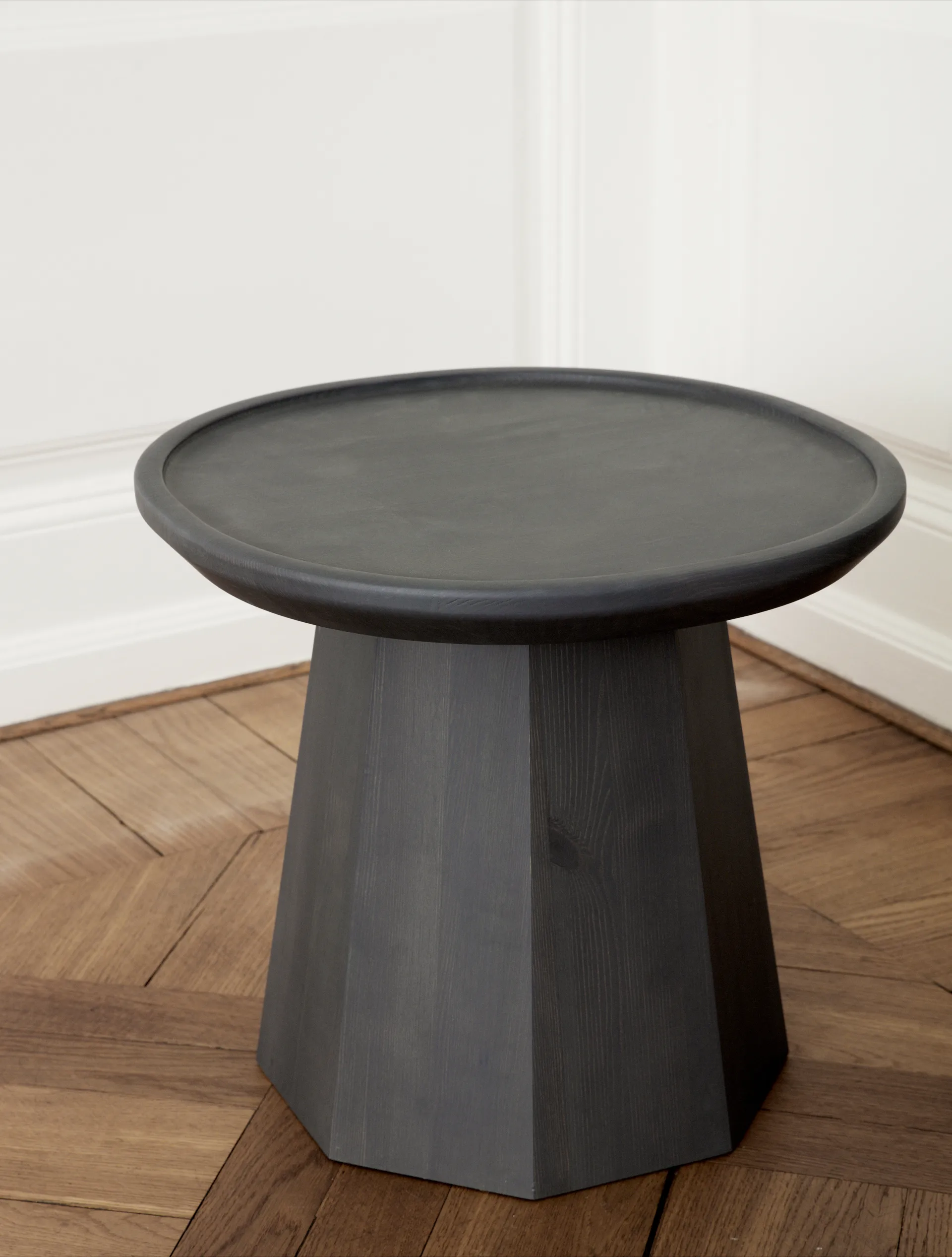 Pine table small bijzettfel Ø45 cm H:40,6 cm, Dark Grey Normann Copenhagen