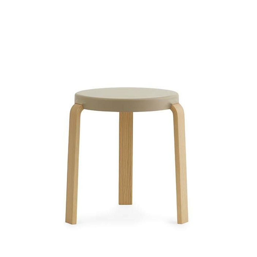 Normann Copenhagen Tap Kruk sand, eikenhouten poten