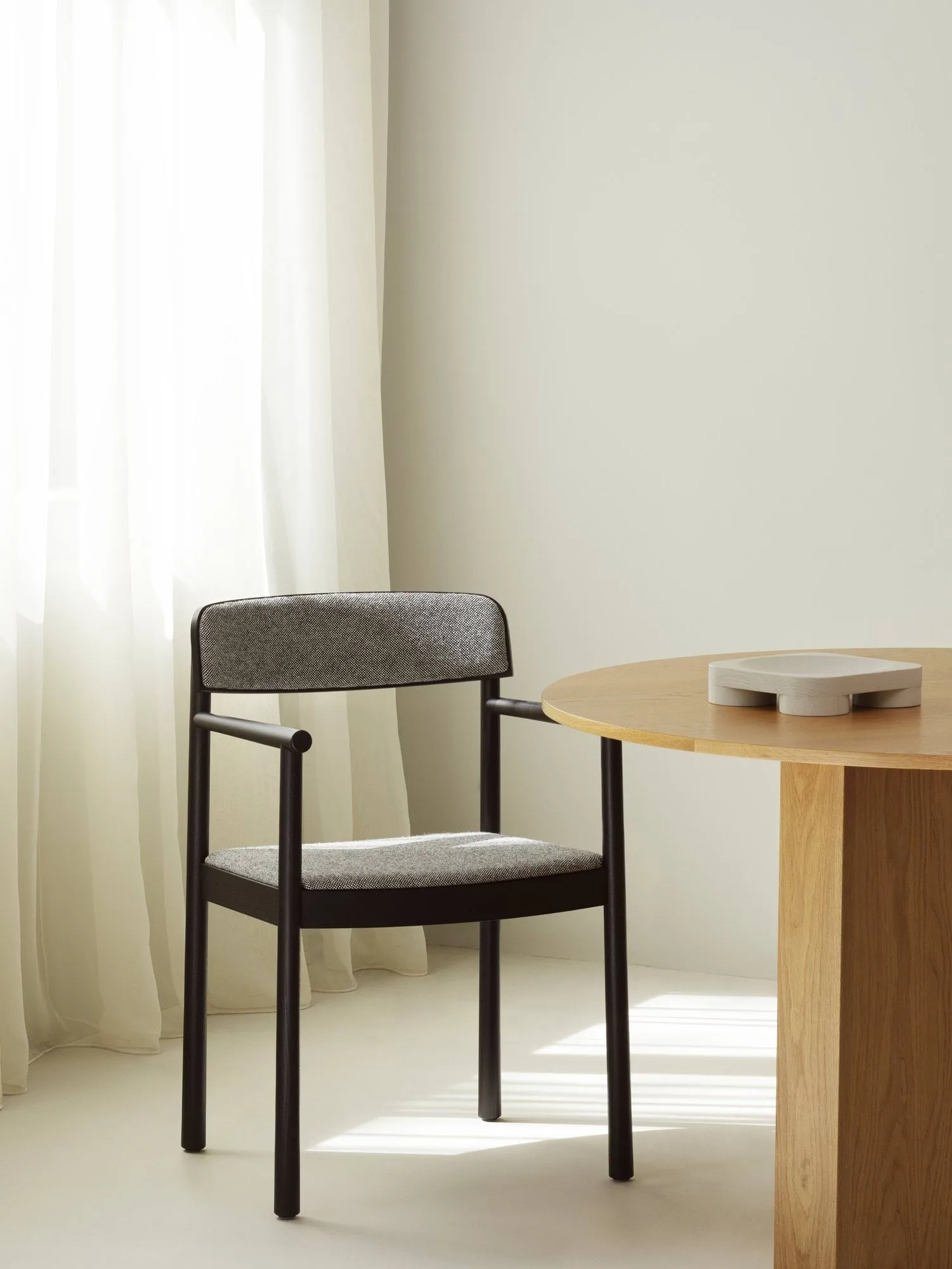 Timb armstoel, Black ash-Hallingdal 166 Normann Copenhagen