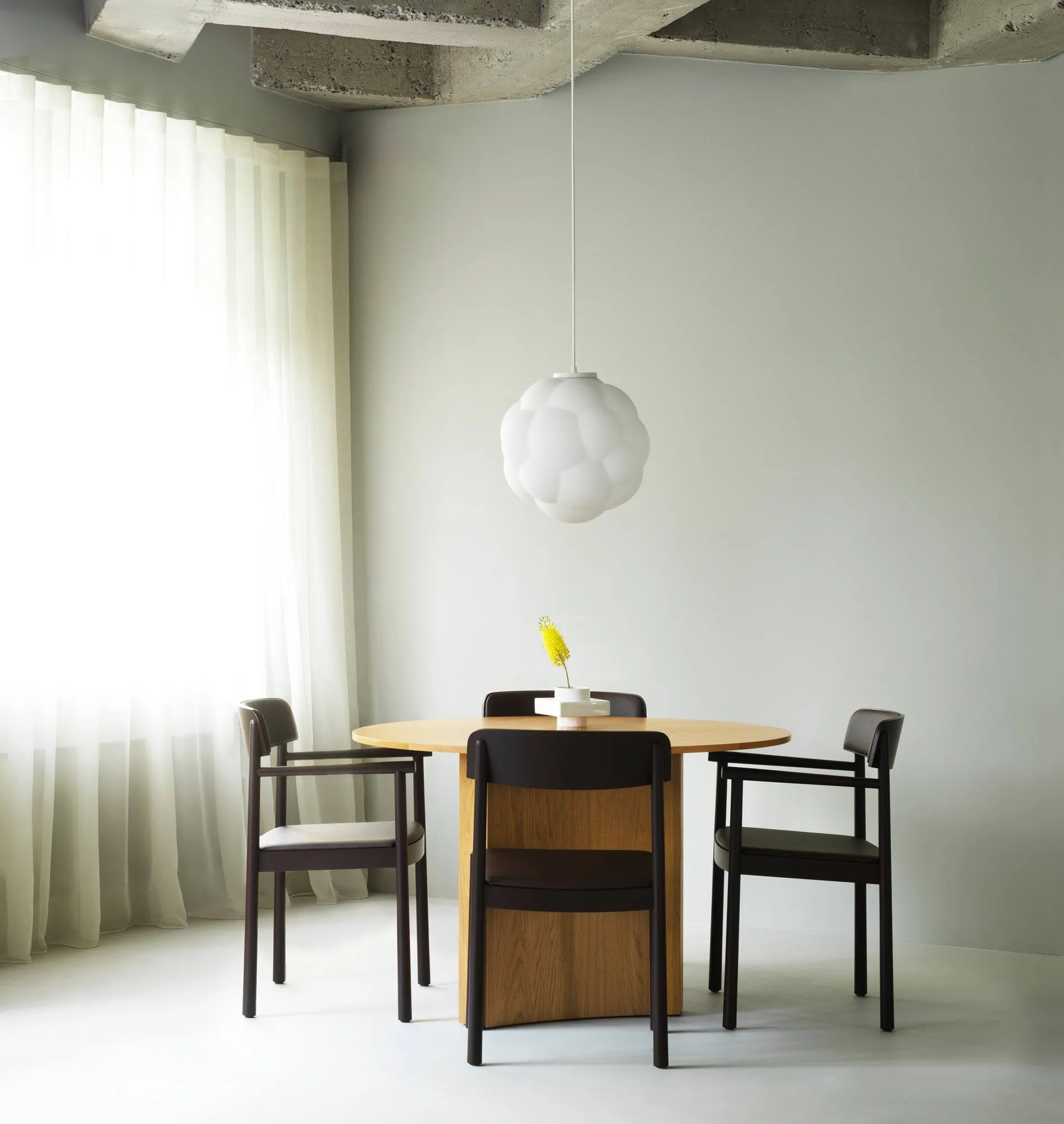 Timb armstoel, Brown ash-Ultra Leather Chocolate Normann Copenhagen