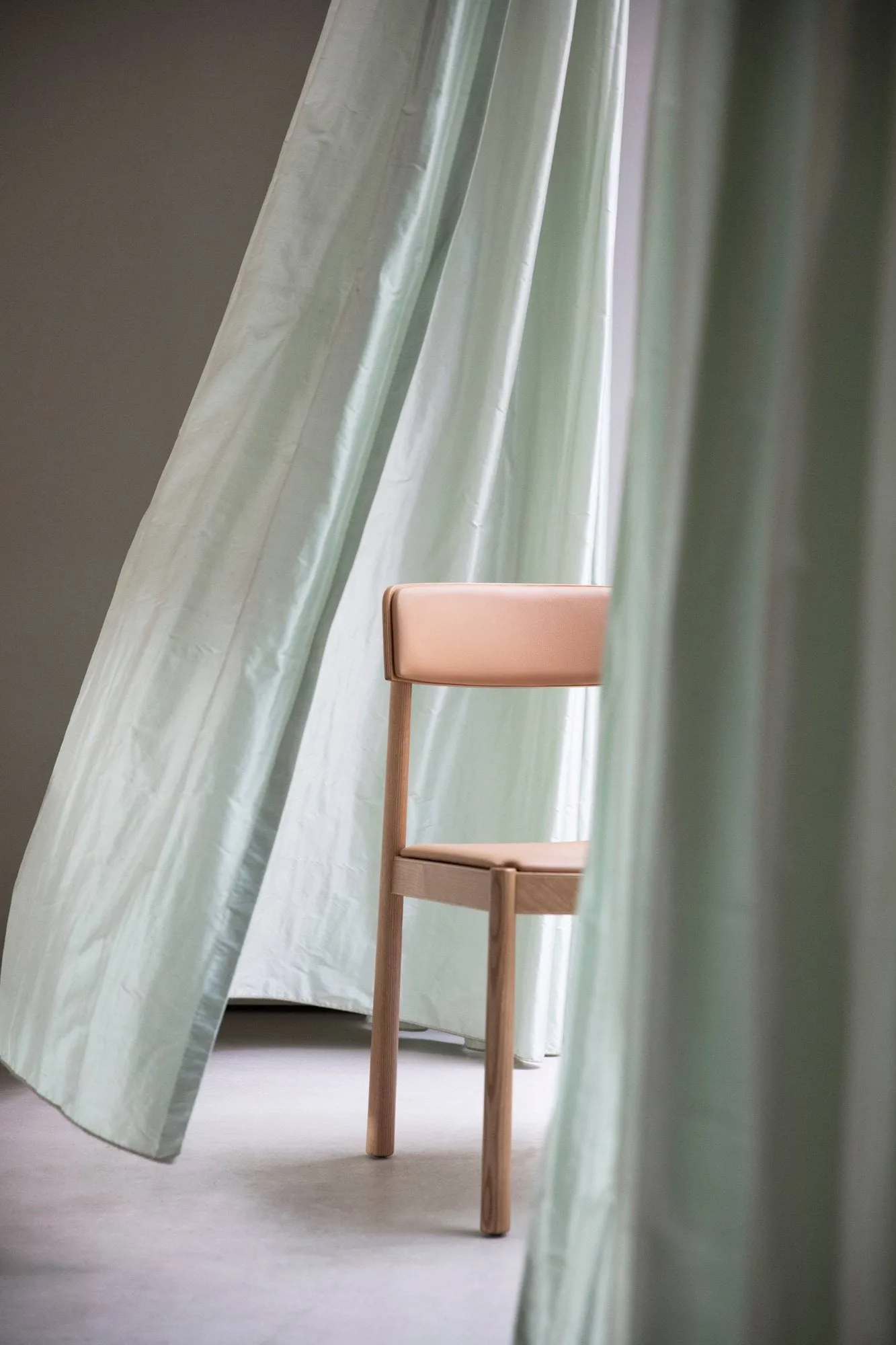 Timb stoel met kussen, Tan/ Ultra Leather - Camel Normann Copenhagen