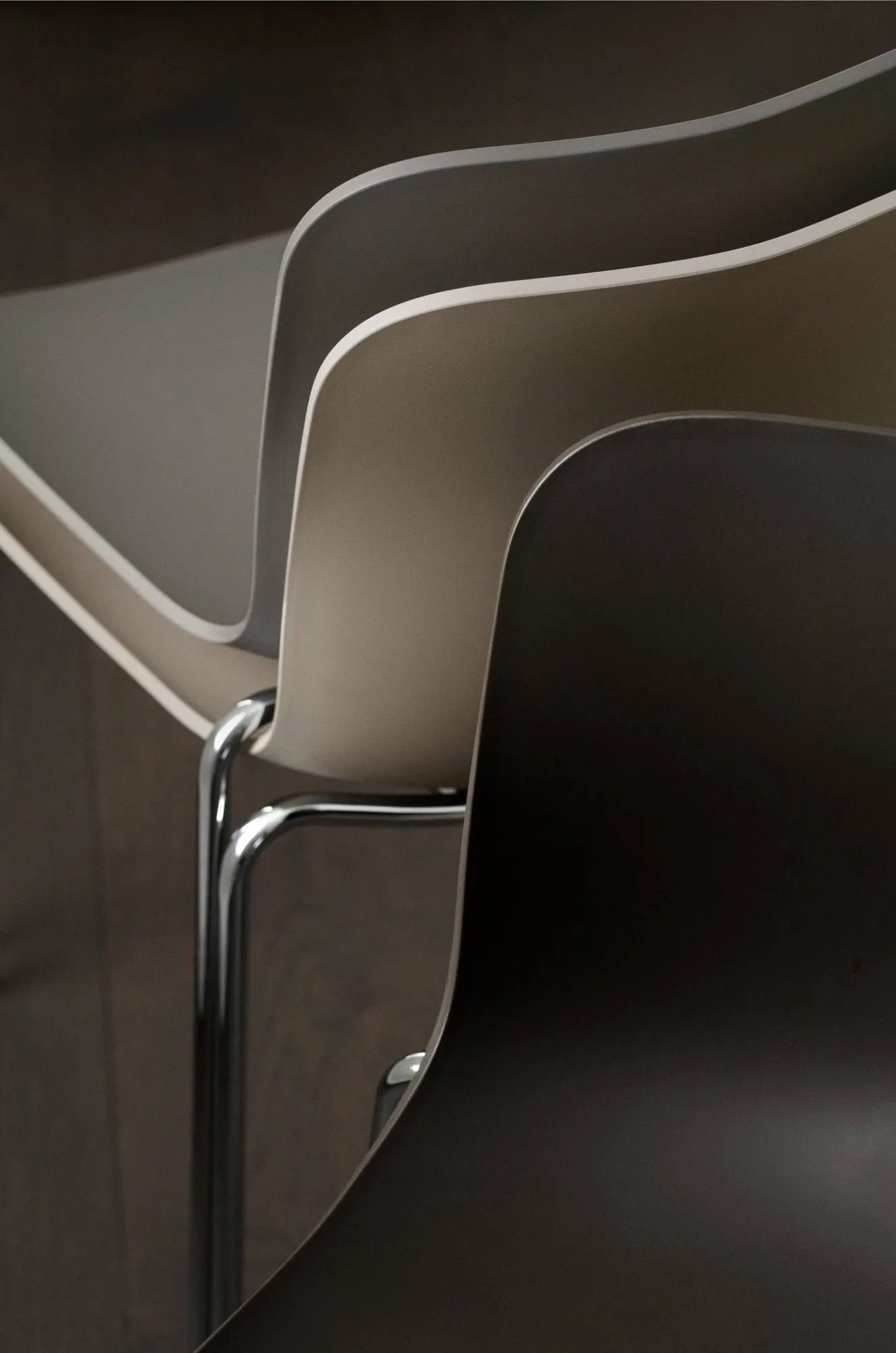 Langue stoel, Warm grey-verchroomd frame NORR11