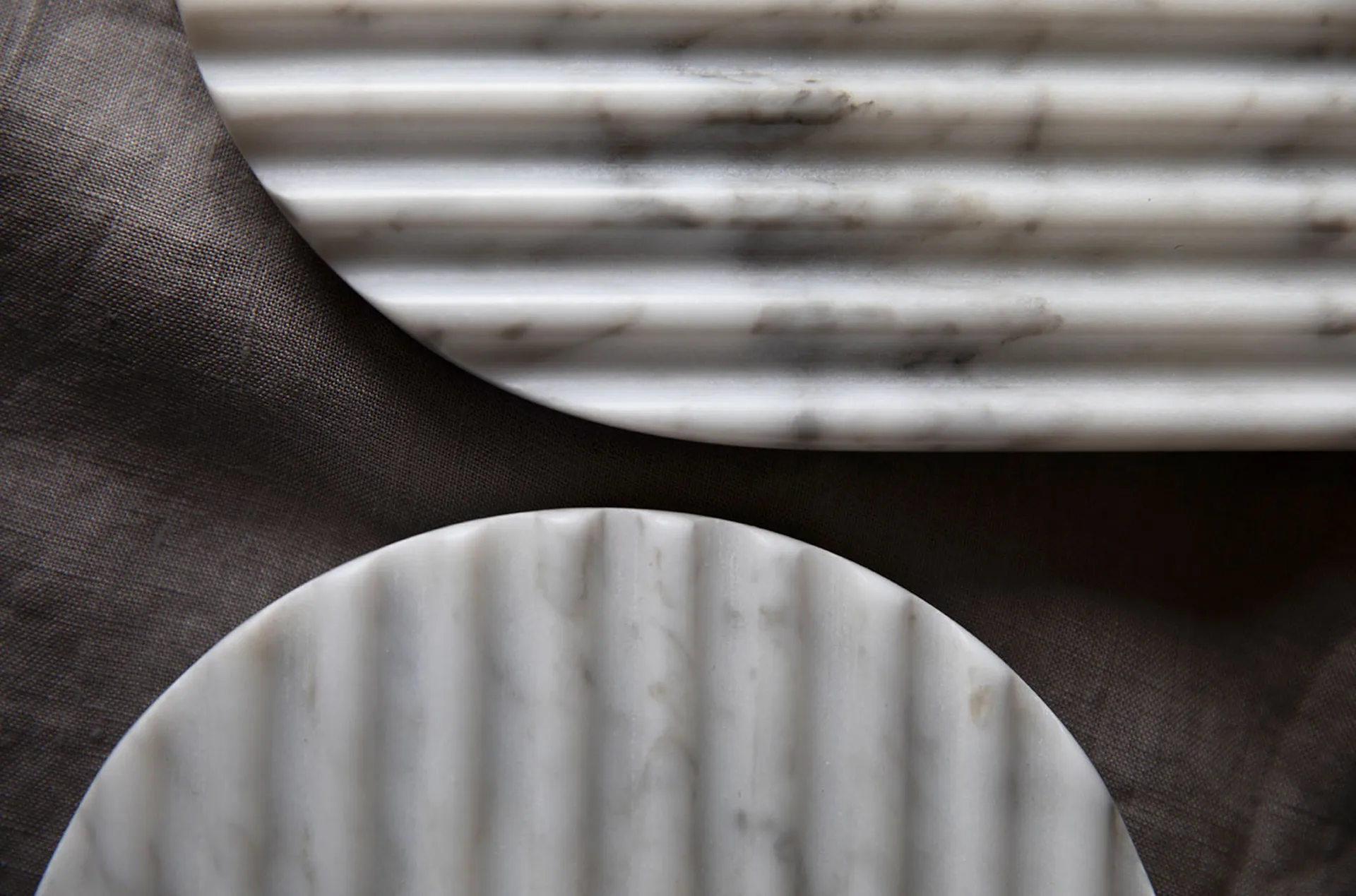 Podium dienblad 65 cm, Mixed white marble Northern