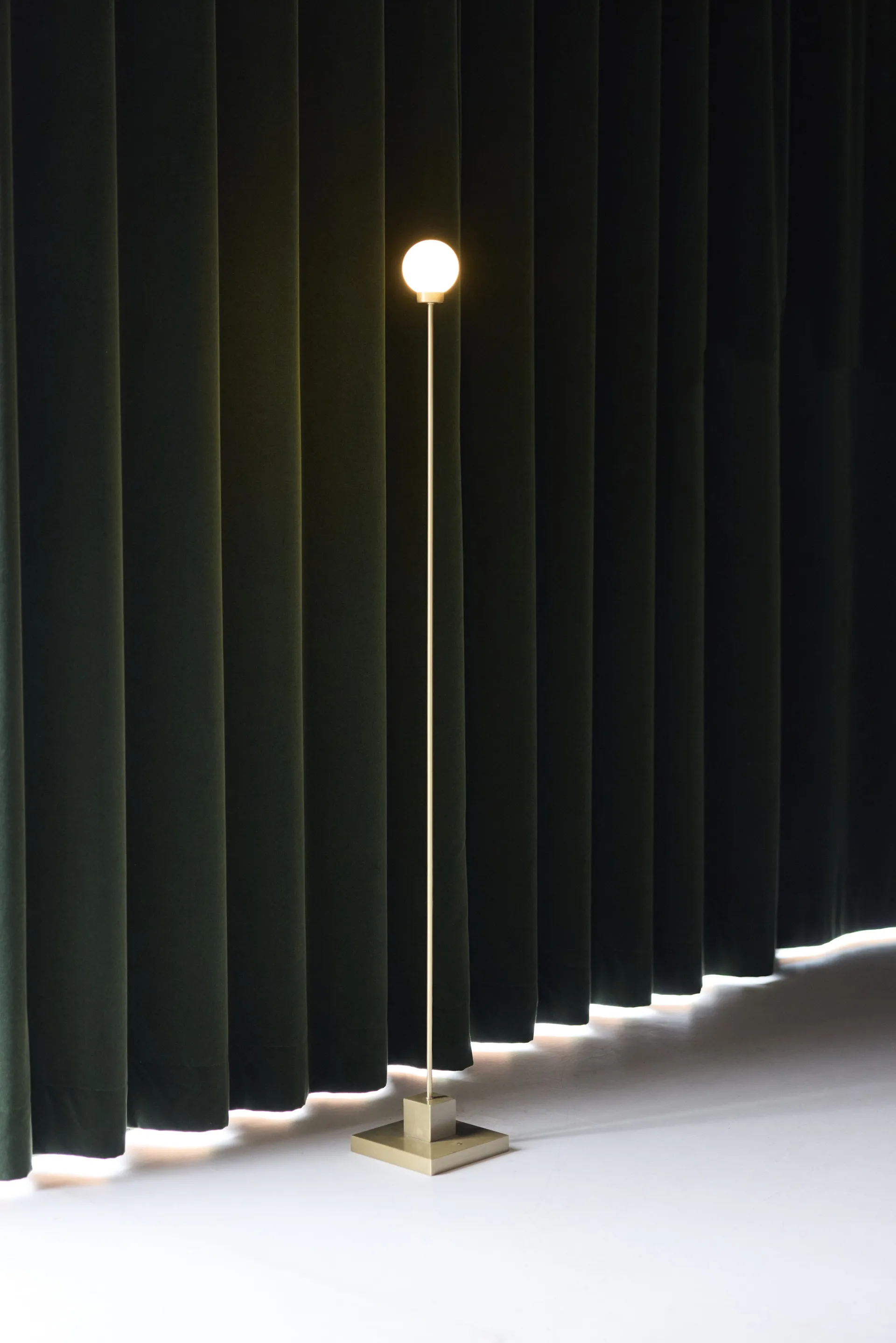 Snowball draagbare vloerlamp 122 cm, Messing Northern