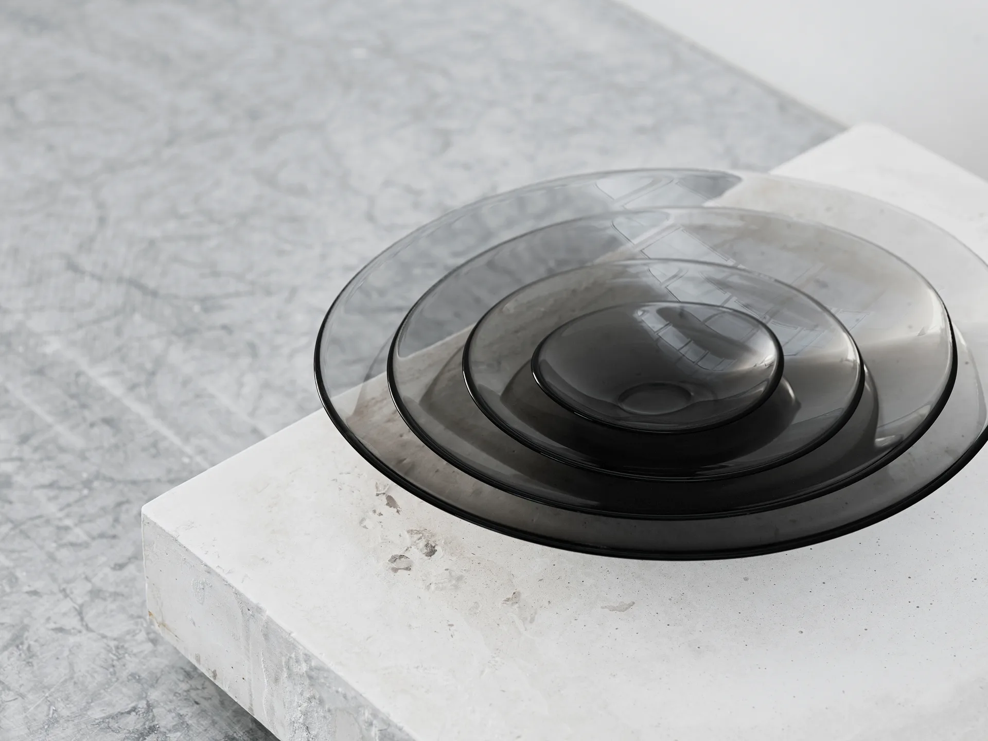 Pond schotel 36,3 cm, Grijs Orrefors