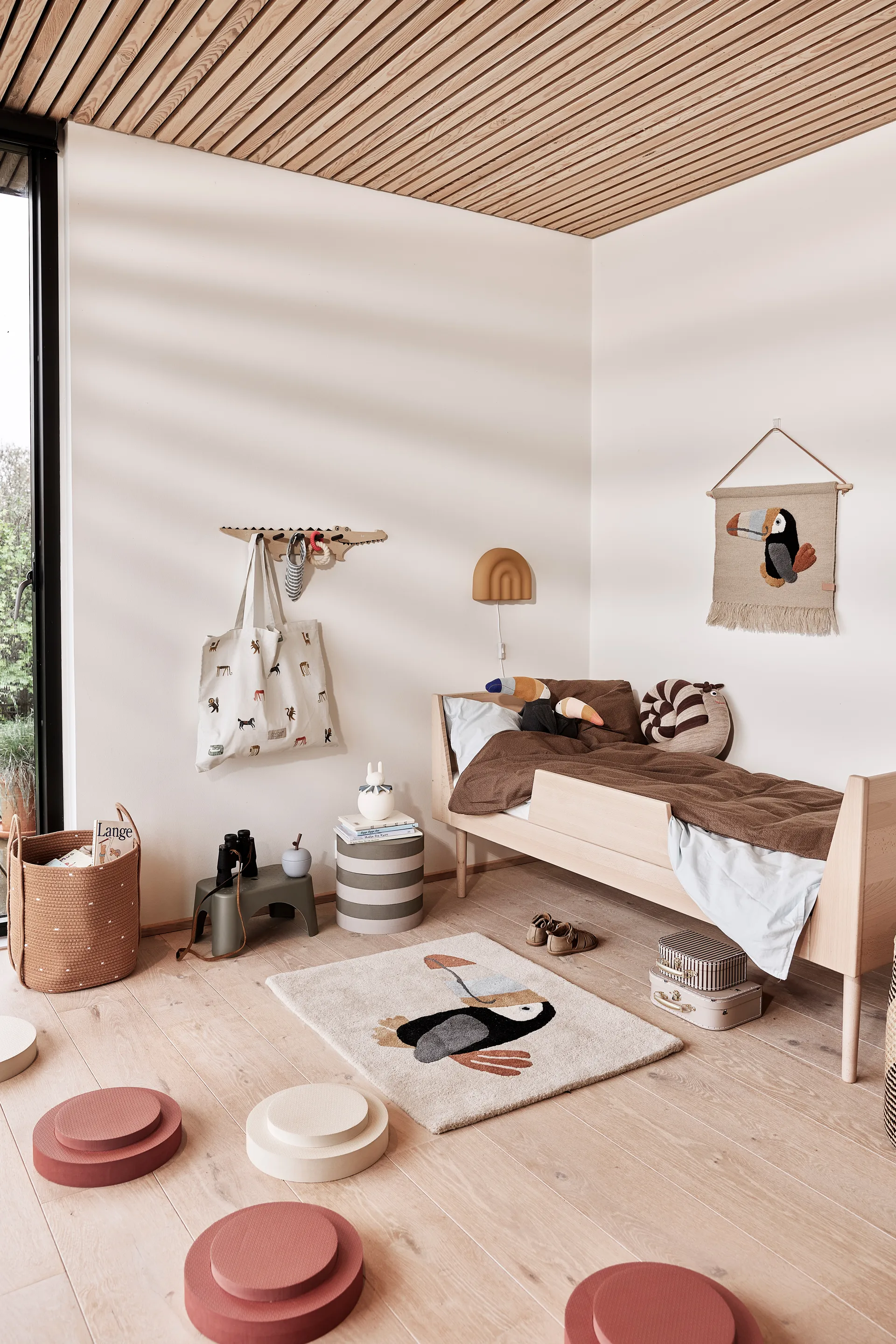 Iro stapelbare kruk, Vanilla-nutmeg OYOY