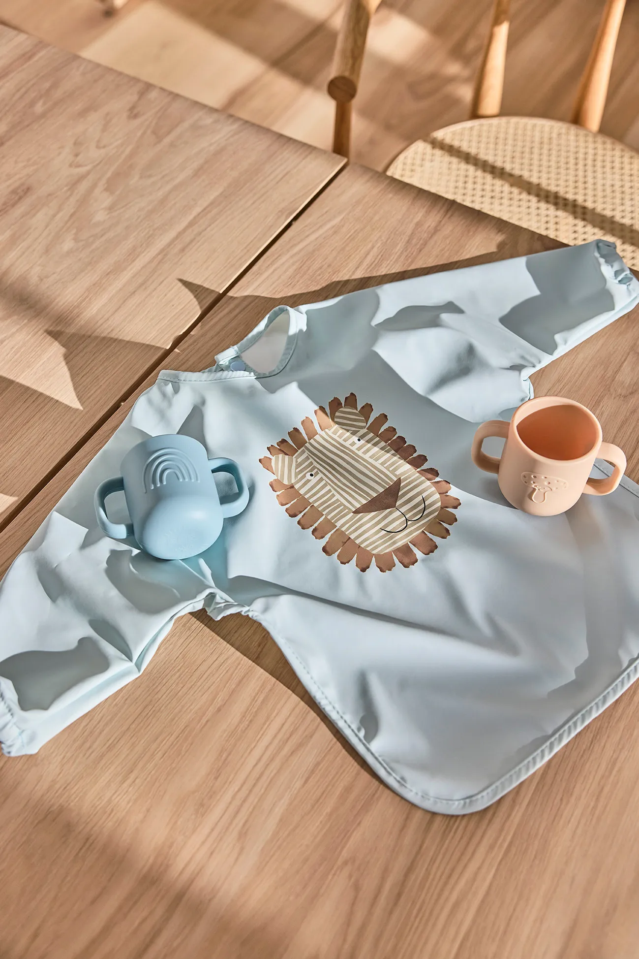 Lobo Lion slabbetje met mouw, Ice blue OYOY