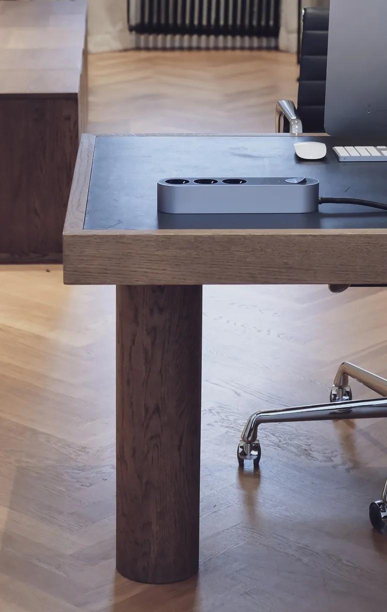 Edgar Power Bar stekkerdoos, Satin aluminium Palette