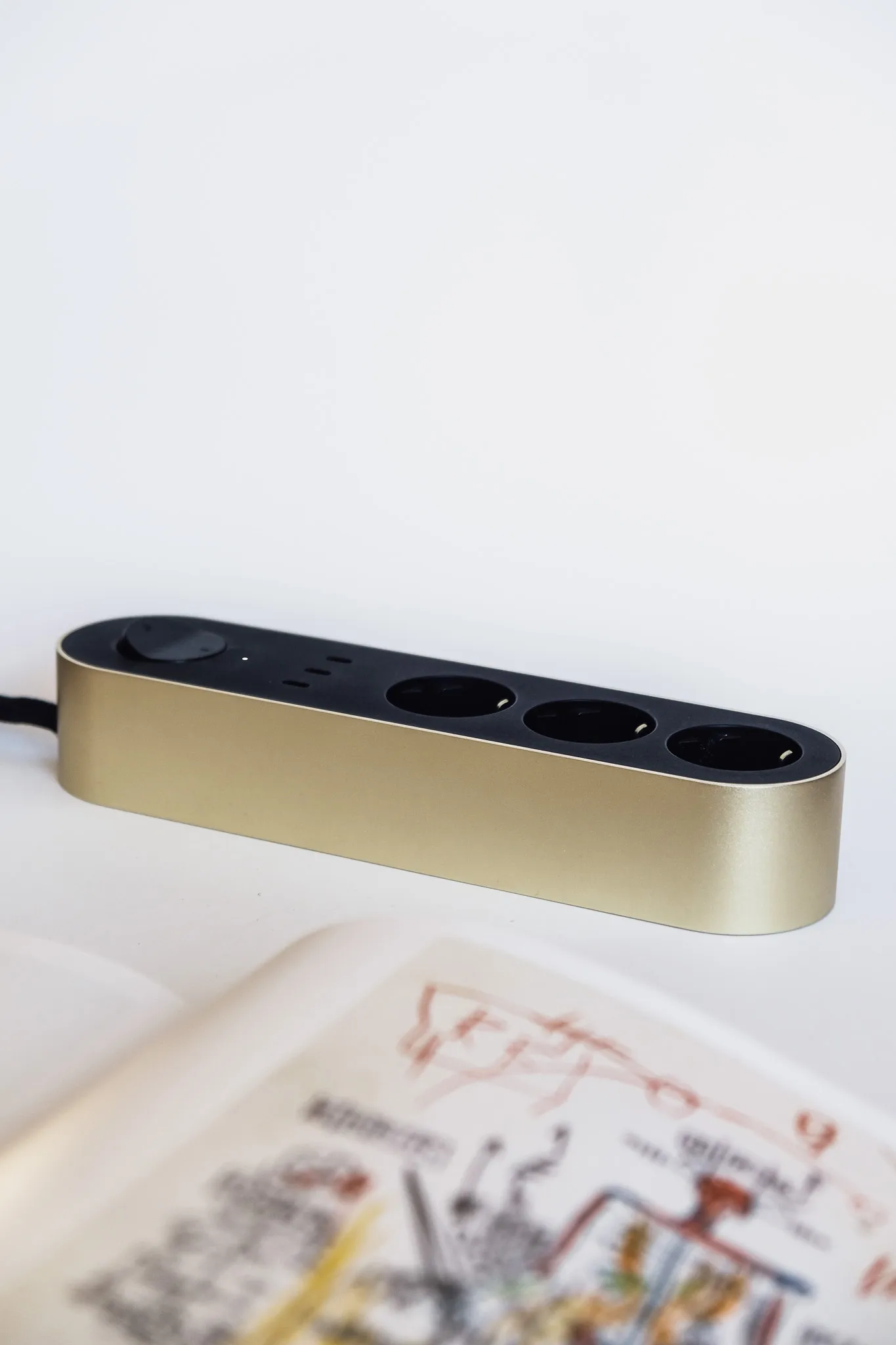 Edgar Power Bar stekkerdoos, Satin brass Palette