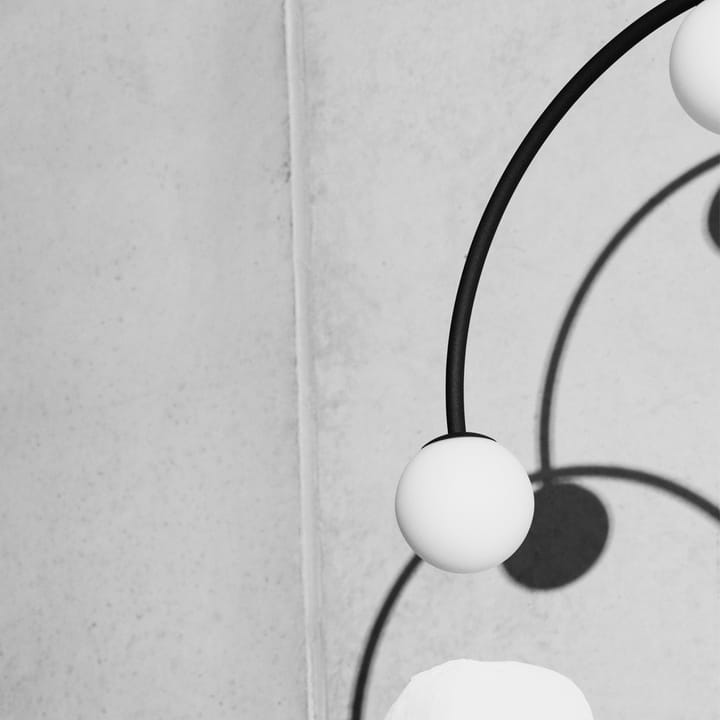 Bounce 169 hanglamp, zwart, opaalglas Pholc
