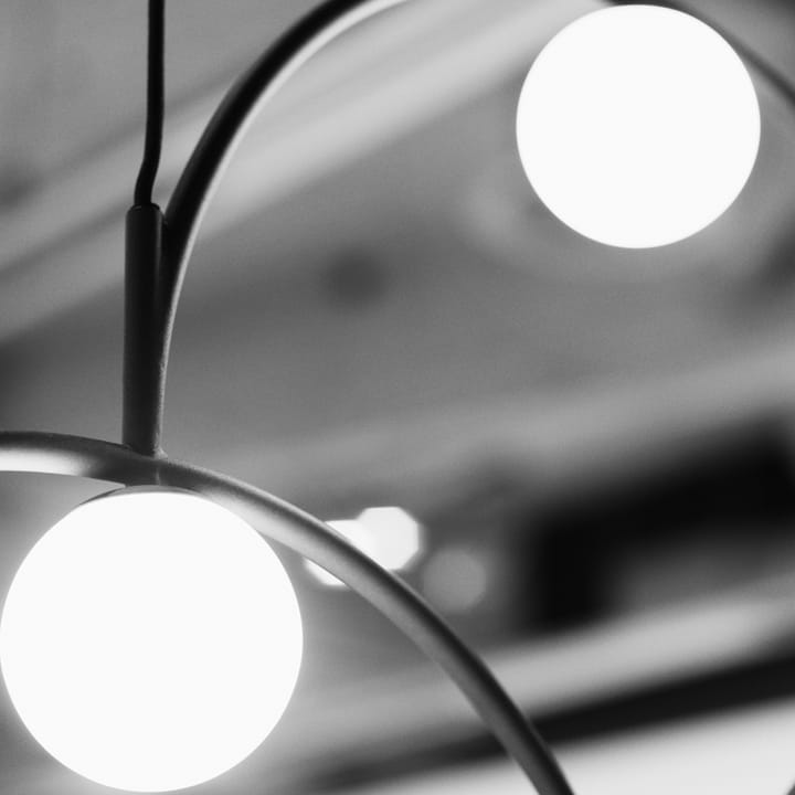 Bounce 169 hanglamp, zwart, opaalglas Pholc