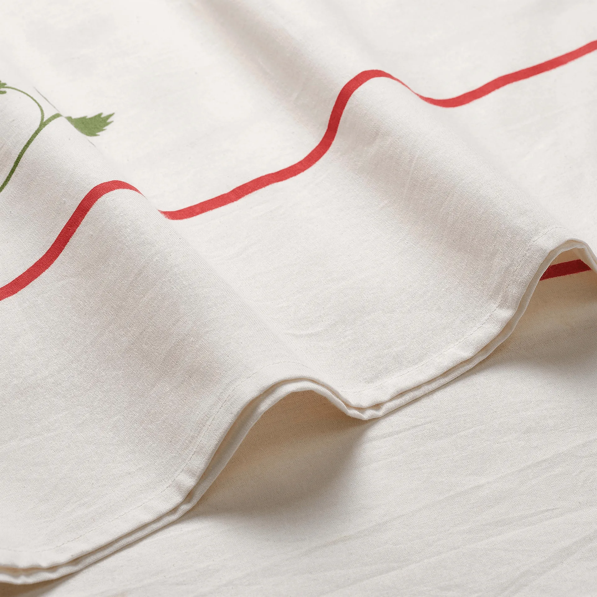 Wild Strawberry tafelkleed, Red, 350x150 cm Pick a Poppy