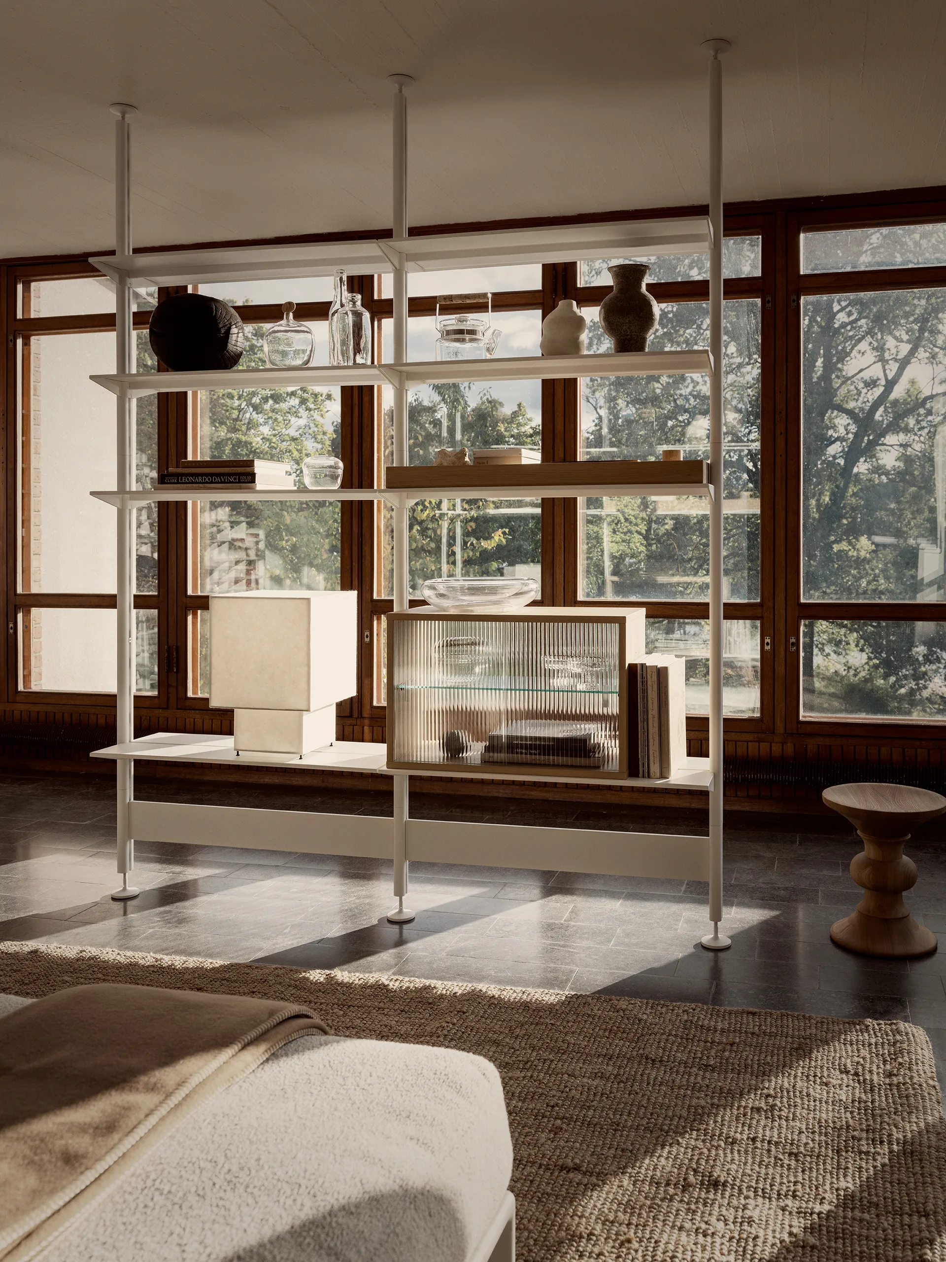 Pira vitrinekast, Gebleekt eiken-geribbeld glas, 70x31 cm, glazen achterwand Pira