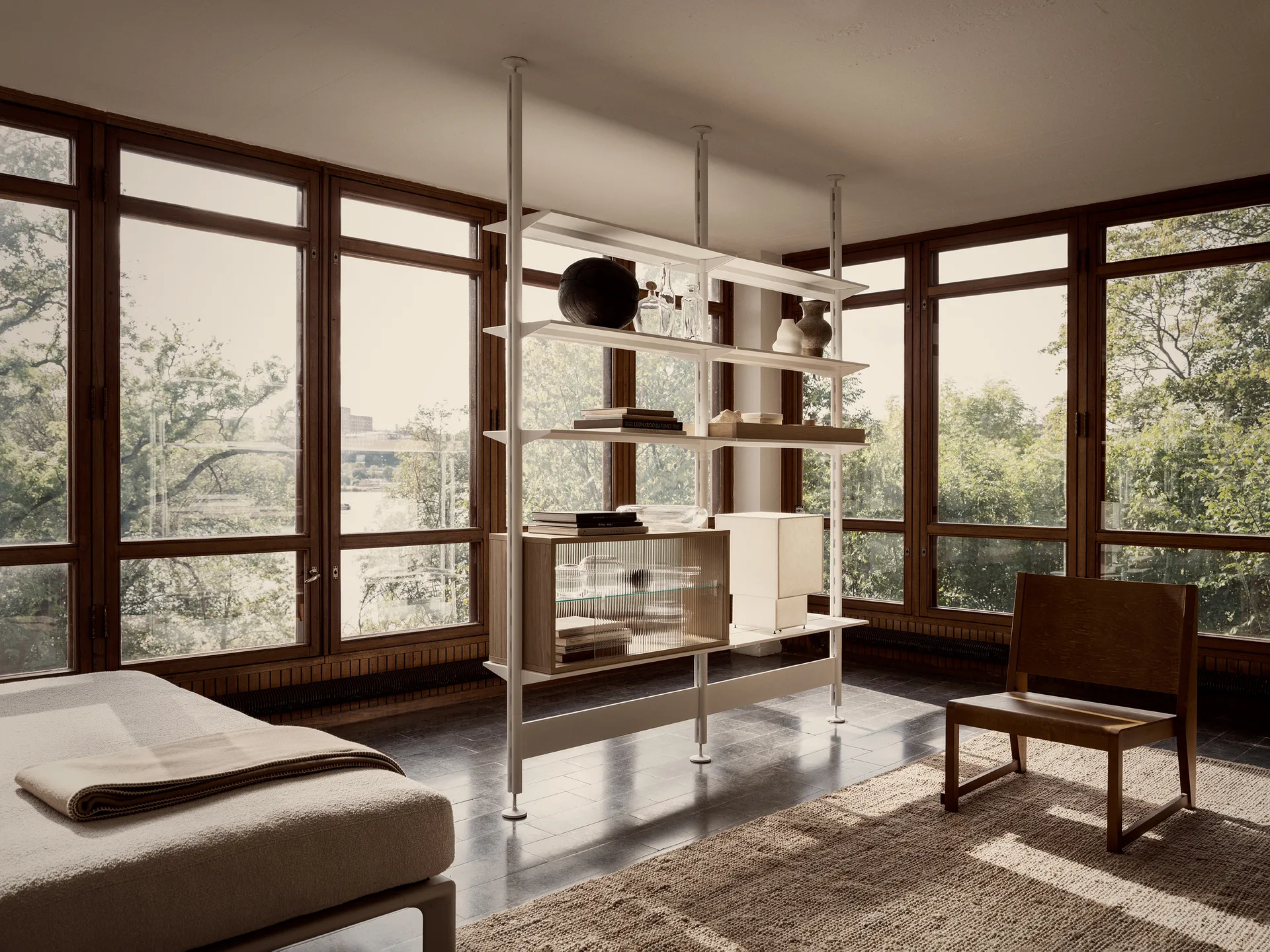 Pira vitrinekast, Gebleekt eiken-geribbeld glas, 70x31 cm, glazen achterwand Pira