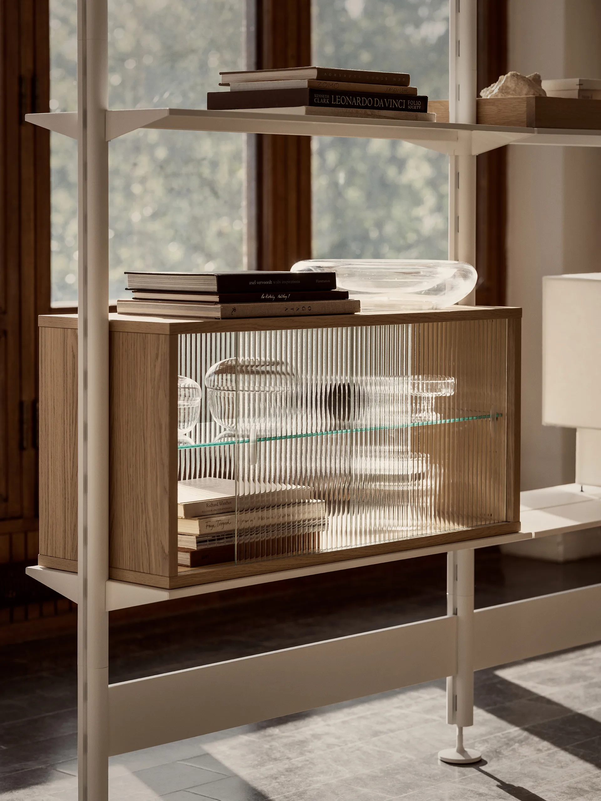 Pira vitrinekast, Gebleekt eiken-geribbeld glas, 90x31 cm, glazen achterwand Pira