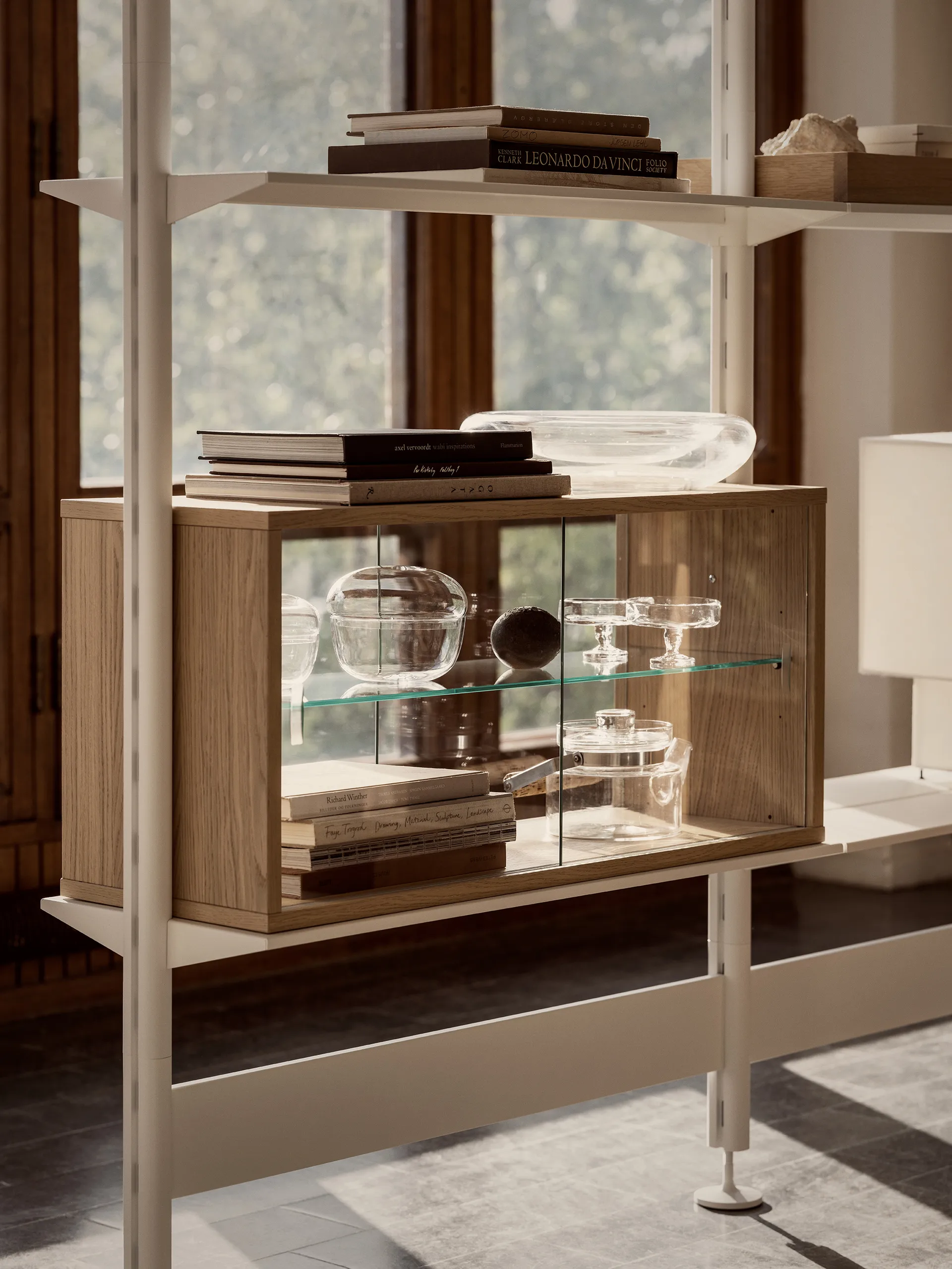 Pira vitrinekast, Gebleekt eiken-helder glas, 90x31 cm, 4 deuren Pira