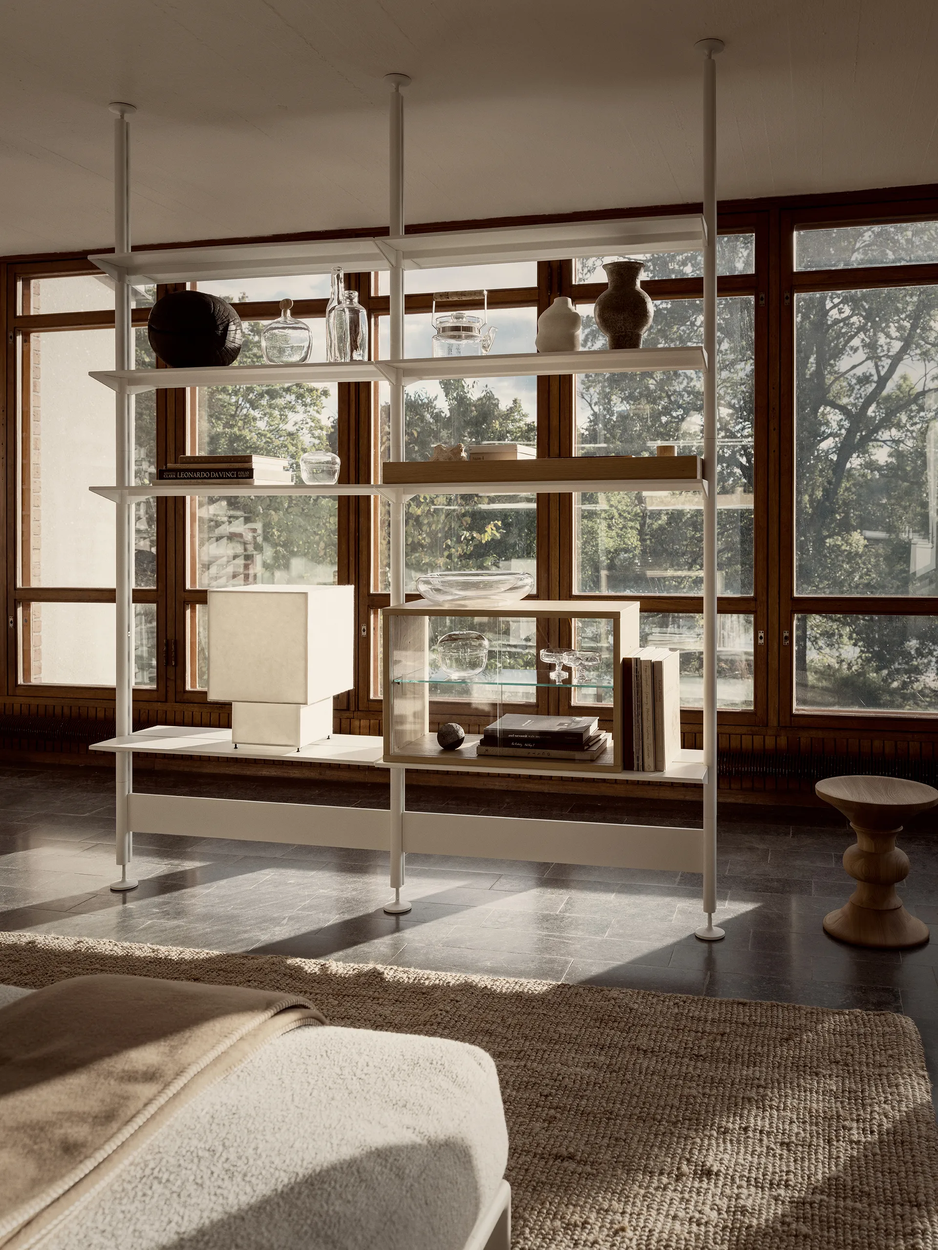 Pira vitrinekast, Gebleekt eiken-helder glas, 90x31 cm, glazen achterwand Pira