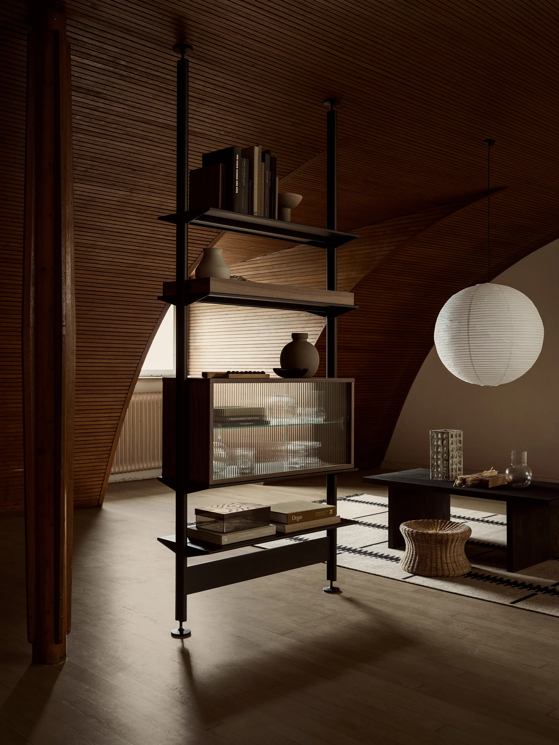 Pira vitrinekast, Walnoot-geribbeld glas, 90x31 cm, 4 deuren Pira