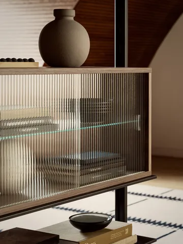 Pira vitrinekast - Walnoot-geribbeld glas, 90x31 cm, glazen achterwand - Pira