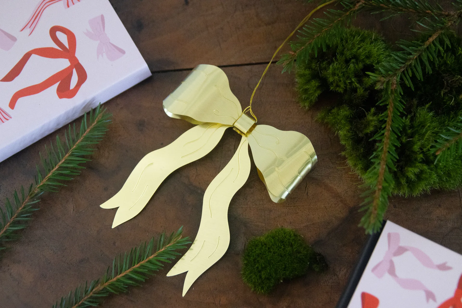 Bow decoratiehanger, Goudkleurig Pluto Design