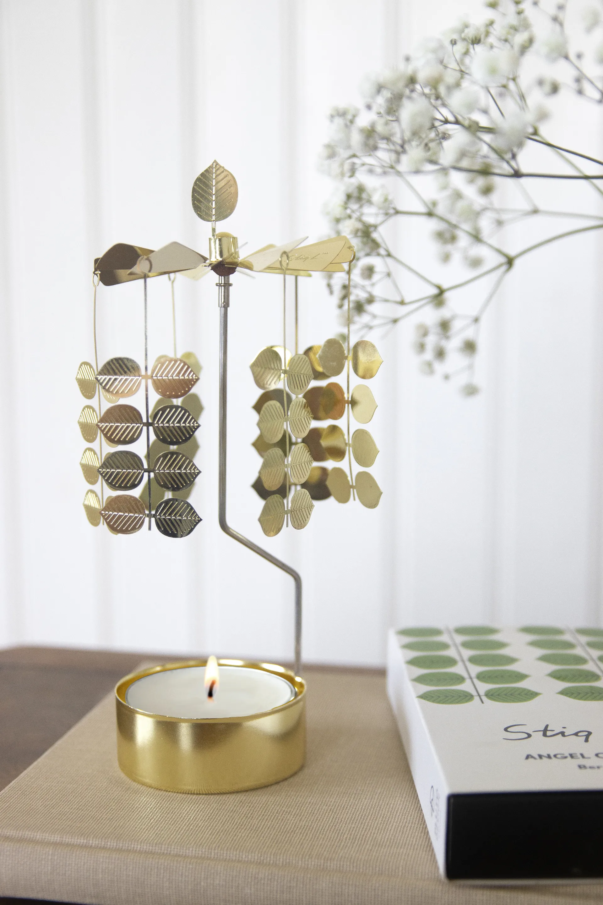 Stig L Berså draaiende waxinelichtjeshouder medium, Goud Pluto Design