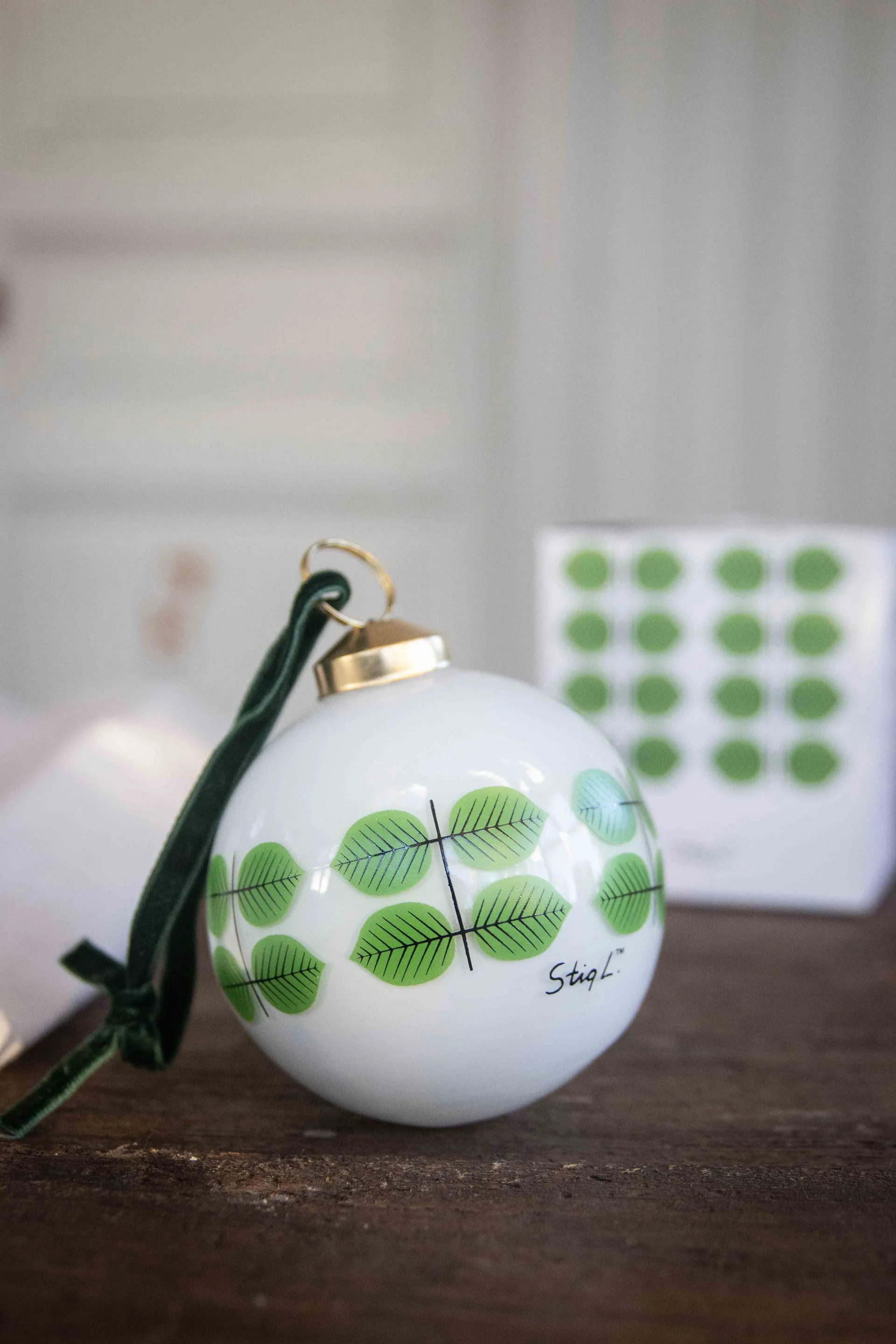 Stig L Berså kerstbal Ø8 cm, Wit-groen Pluto Design