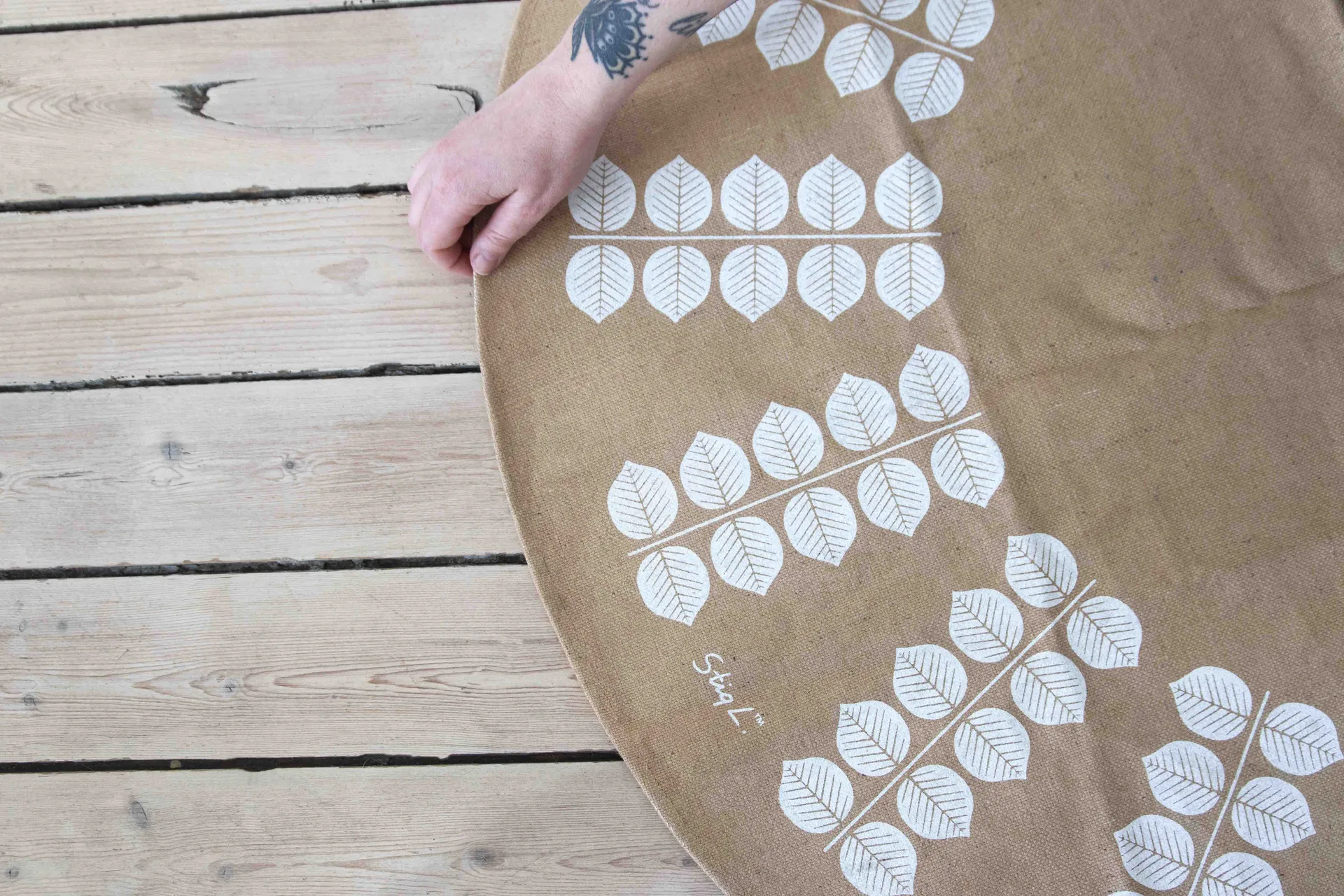 Stig L Berså kerstboomkleed Ø110 cm, Natuur-wit Pluto Design