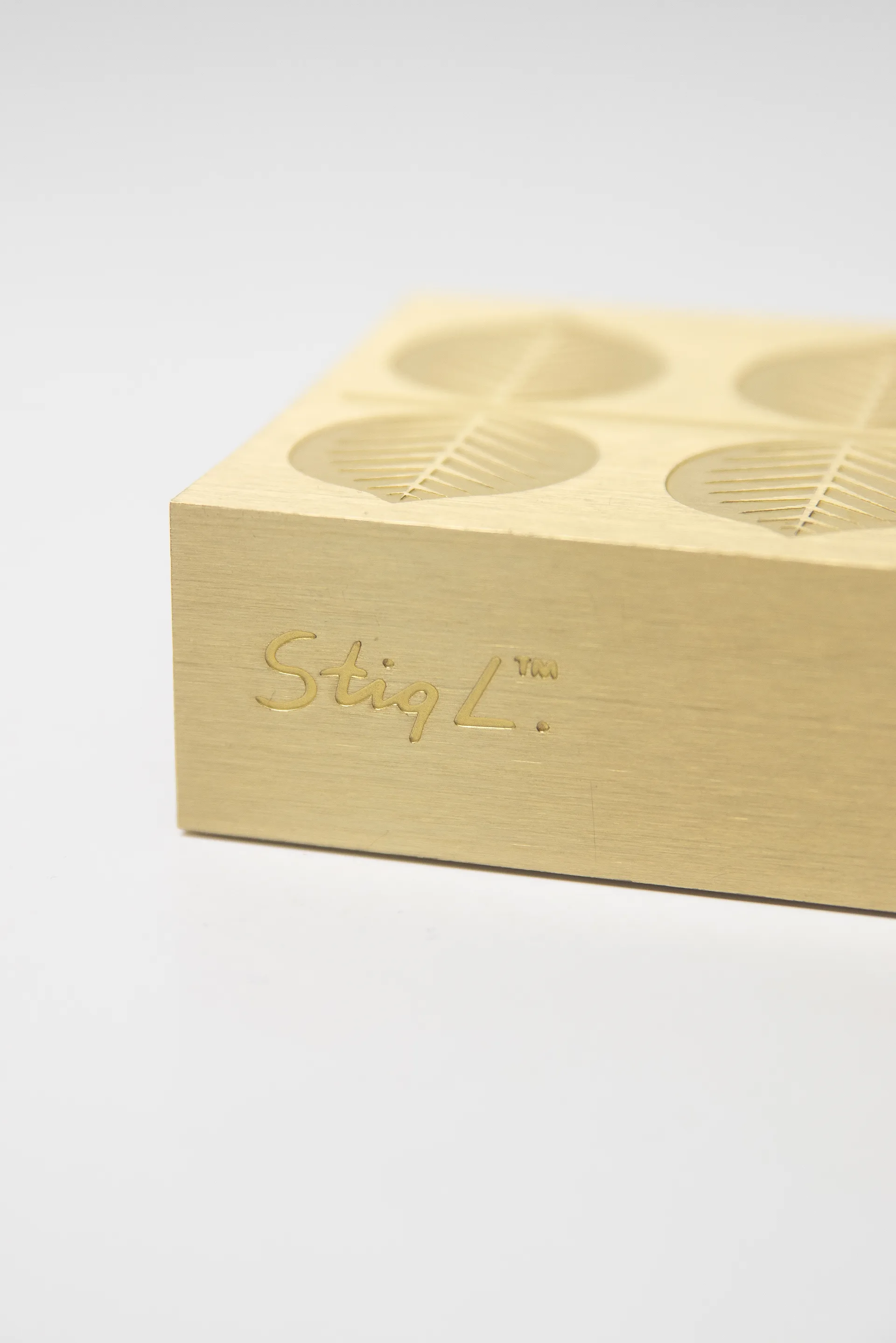 Stig L Berså luciferdoos 6,8x12 cm, Goud Pluto Design