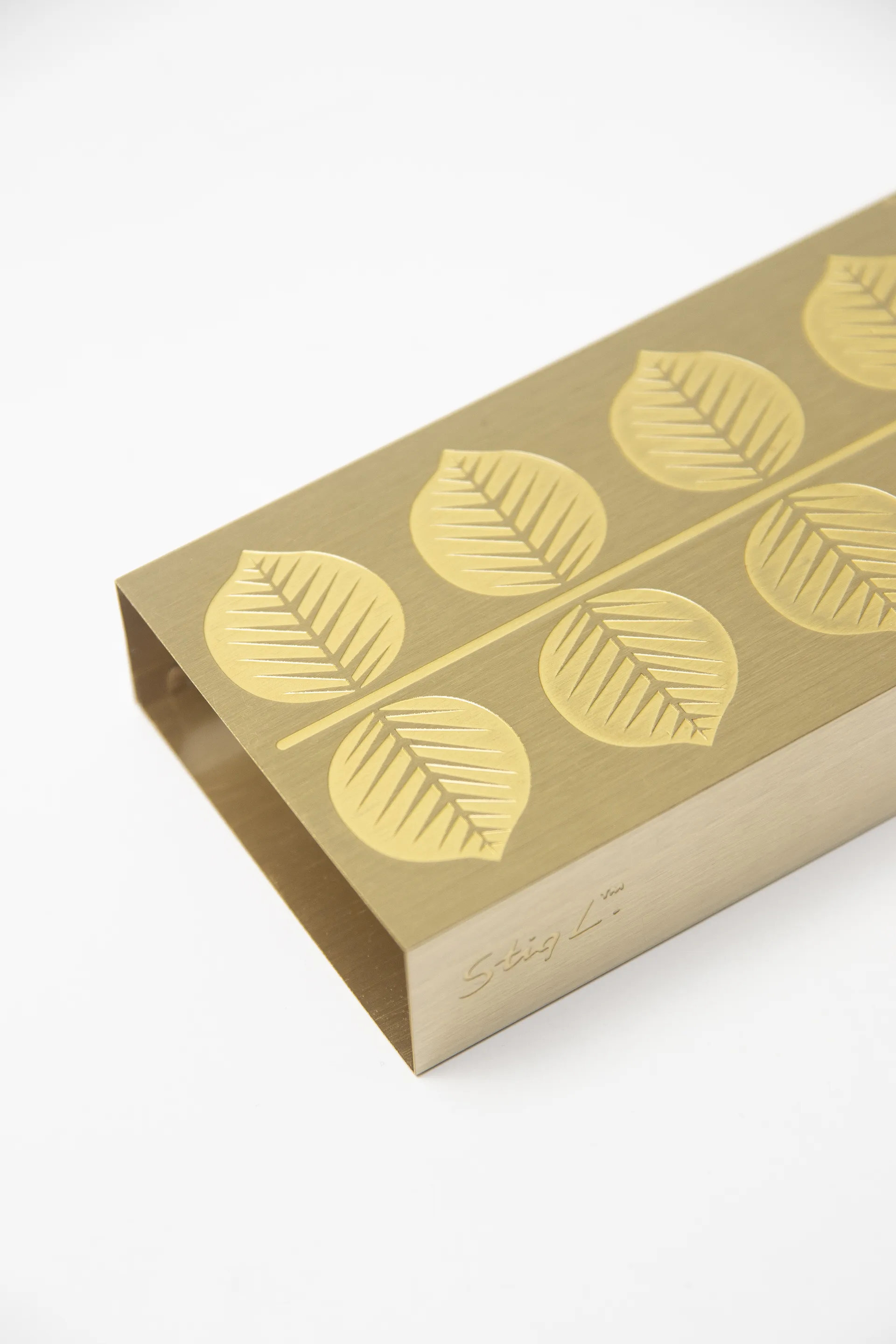 Stig L Berså luciferdoos 6,8x12 cm, Goud Pluto Design