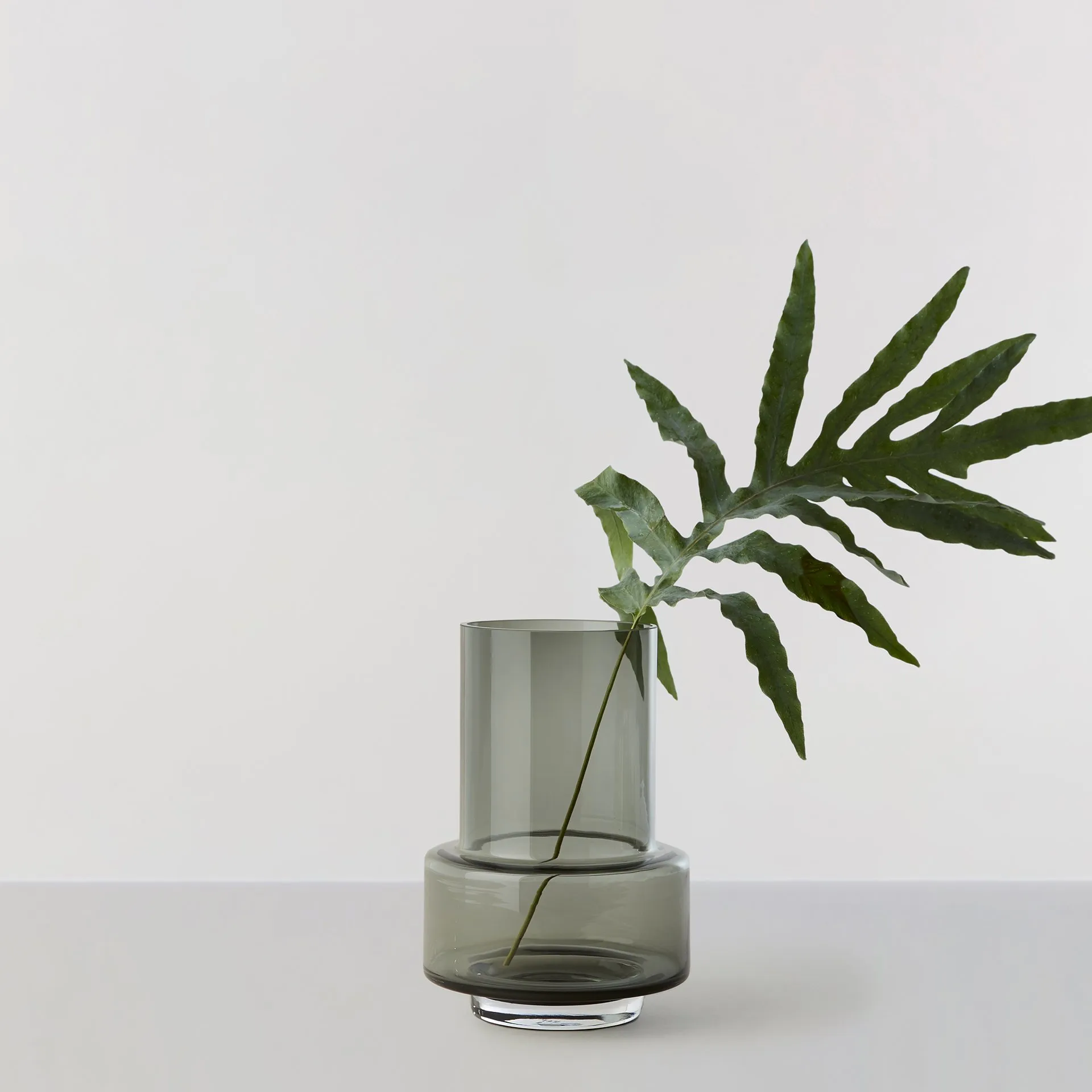 Hurricane nr. 26, Smoked grey Ro Collection