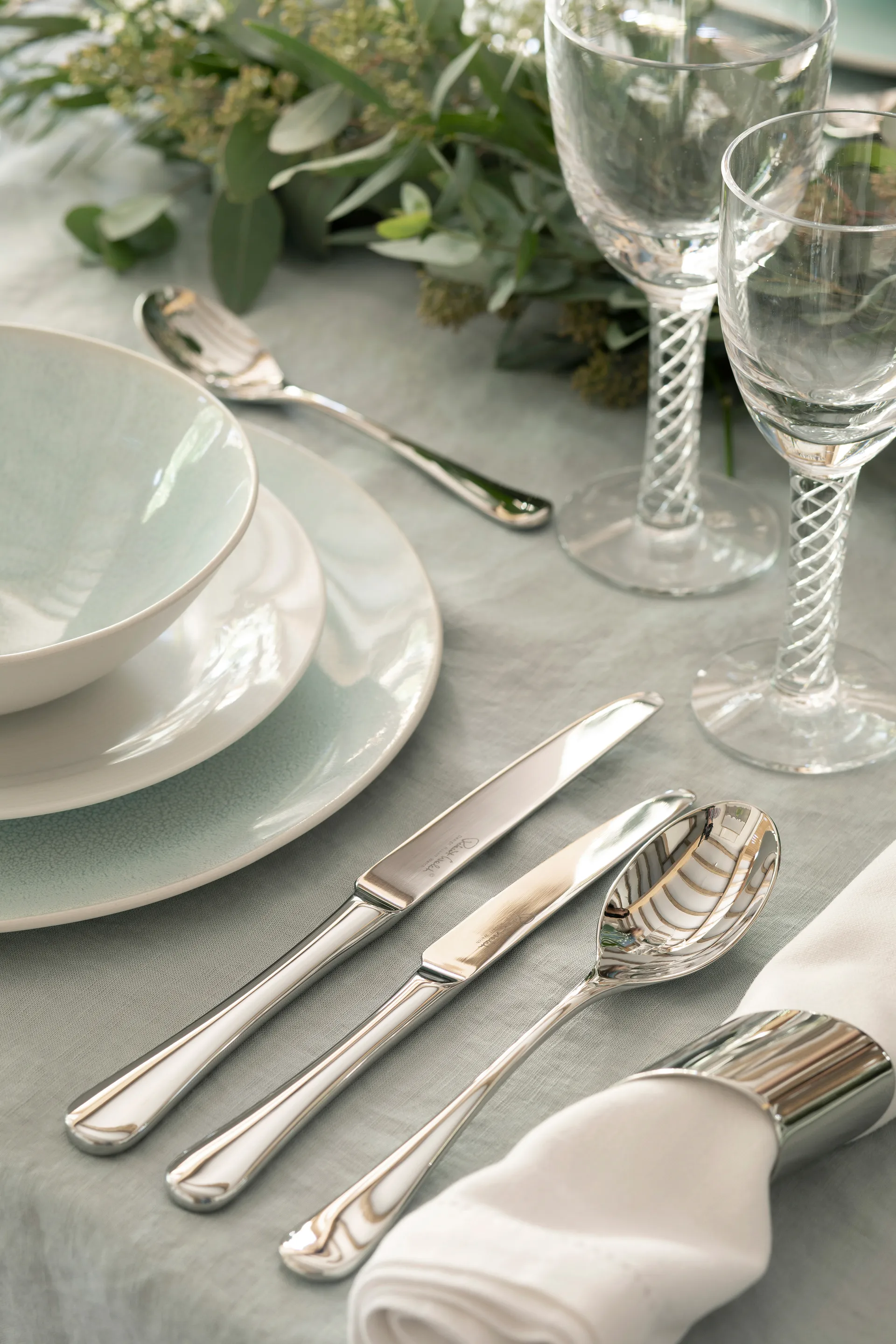 Radford bestek, gepolijst, 24-delig + 6 grillmessen Robert Welch