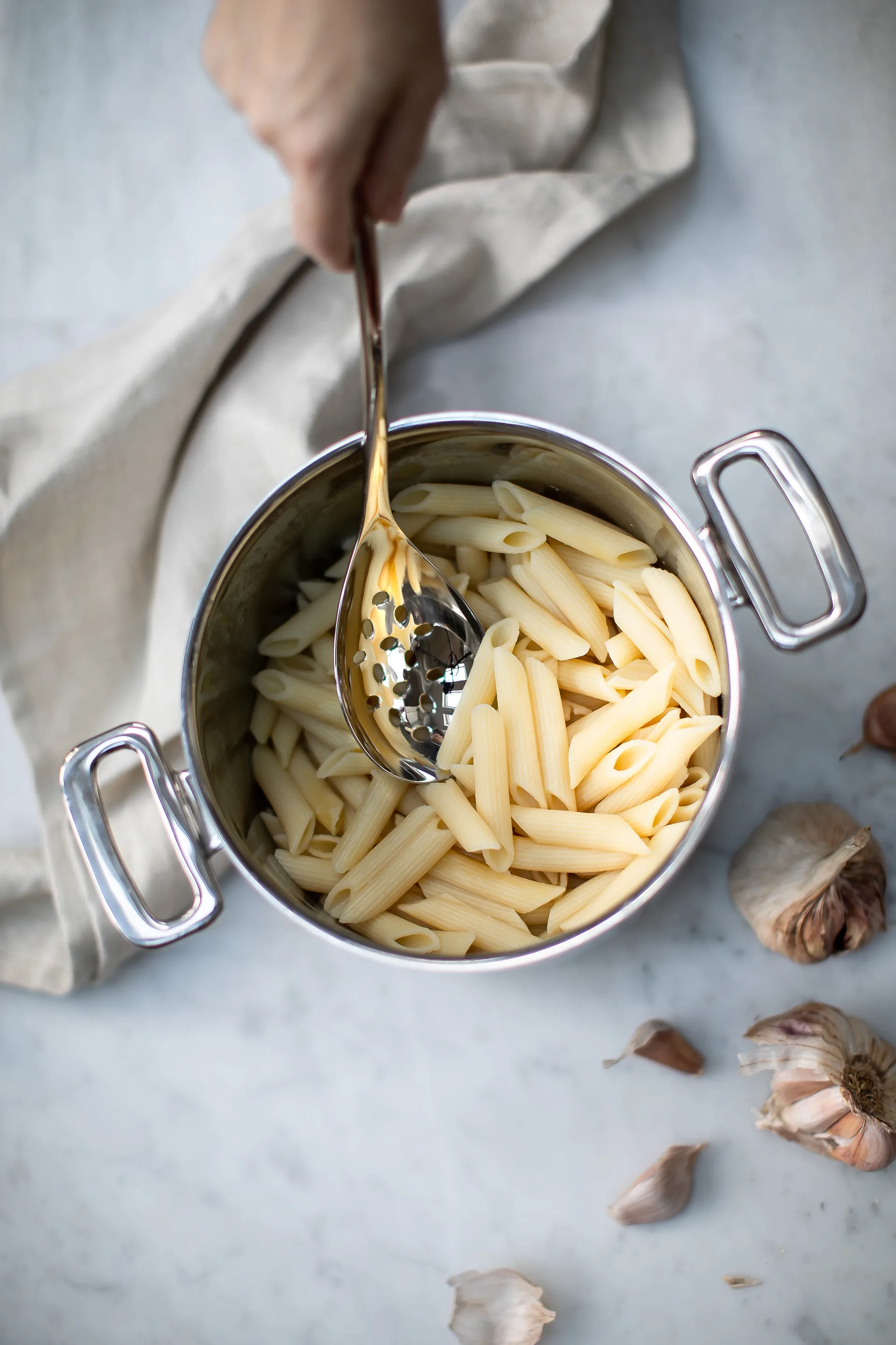 Robert Welch signature diepe geperforeerde serveerlepel 32 cm, Roestvrij staal Robert Welch