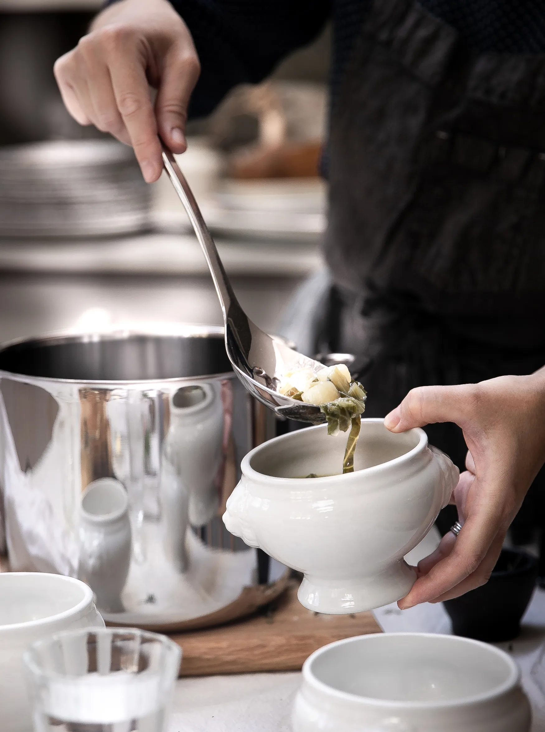 Robert Welch signature diepe geperforeerde serveerlepel 32 cm, Roestvrij staal Robert Welch