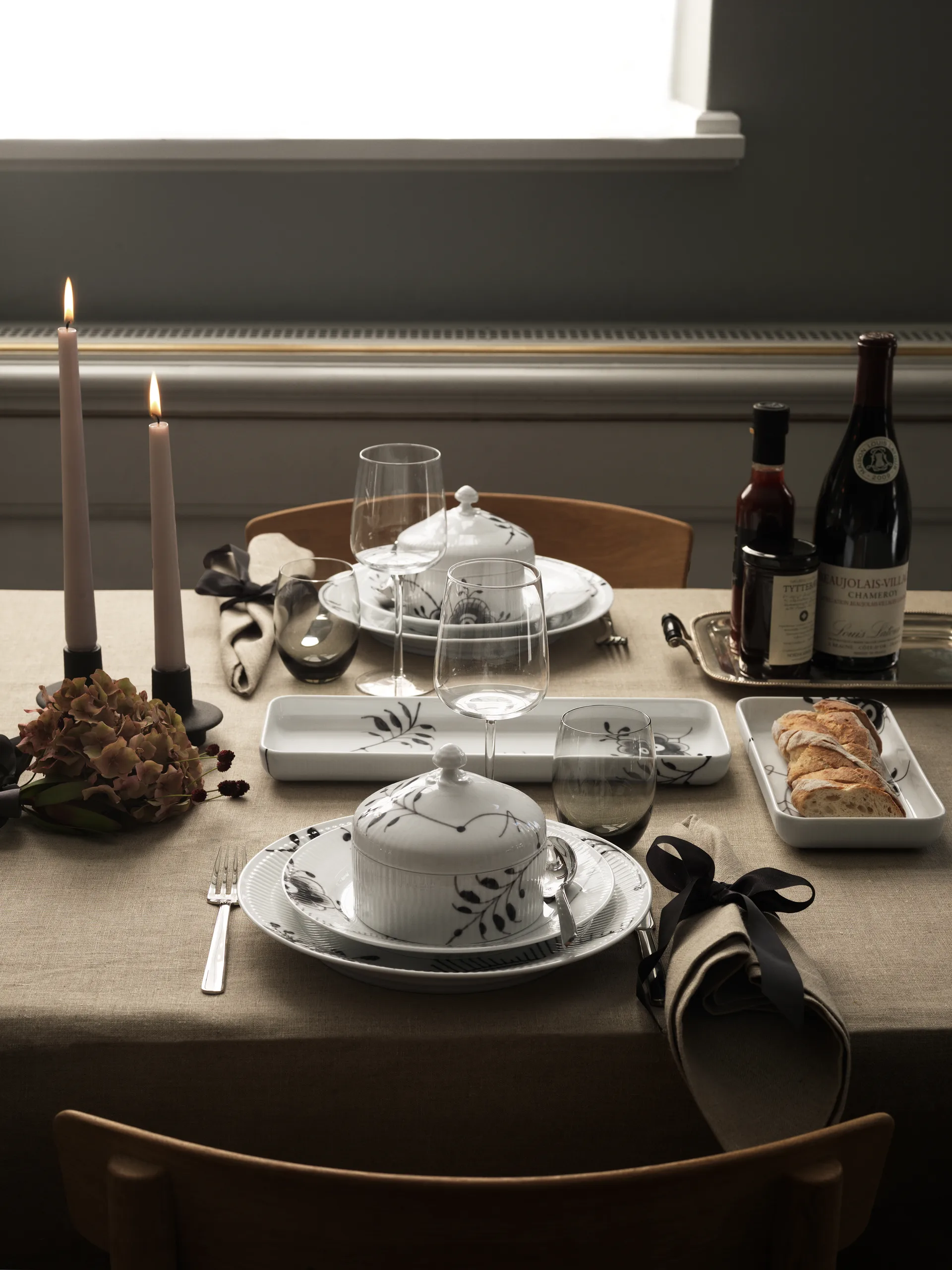 Black Fluted mega bord 2 - zwart, Ø 22 cm Royal Copenhagen