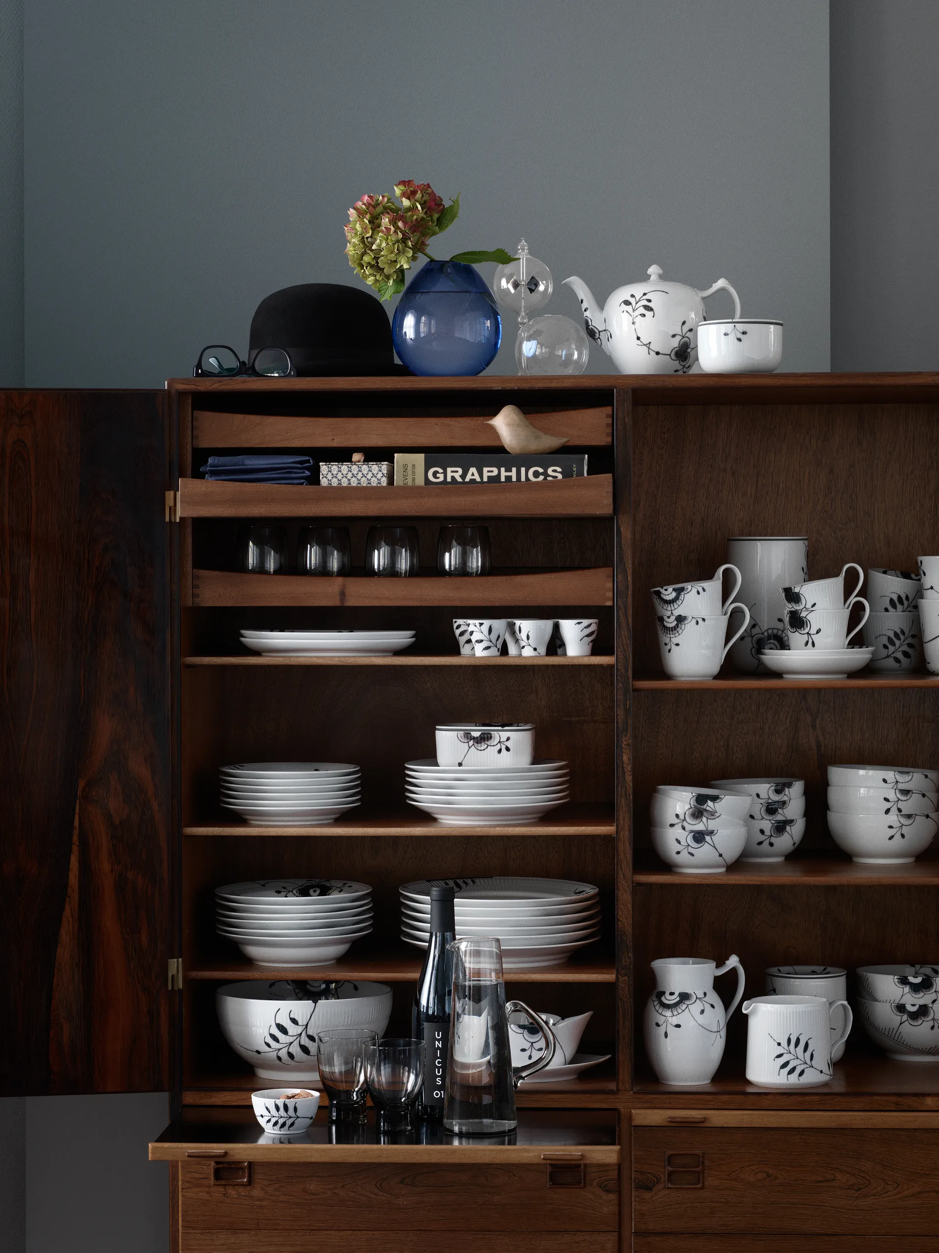 Black Fluted mega bord 2 - zwart, Ø 22 cm Royal Copenhagen