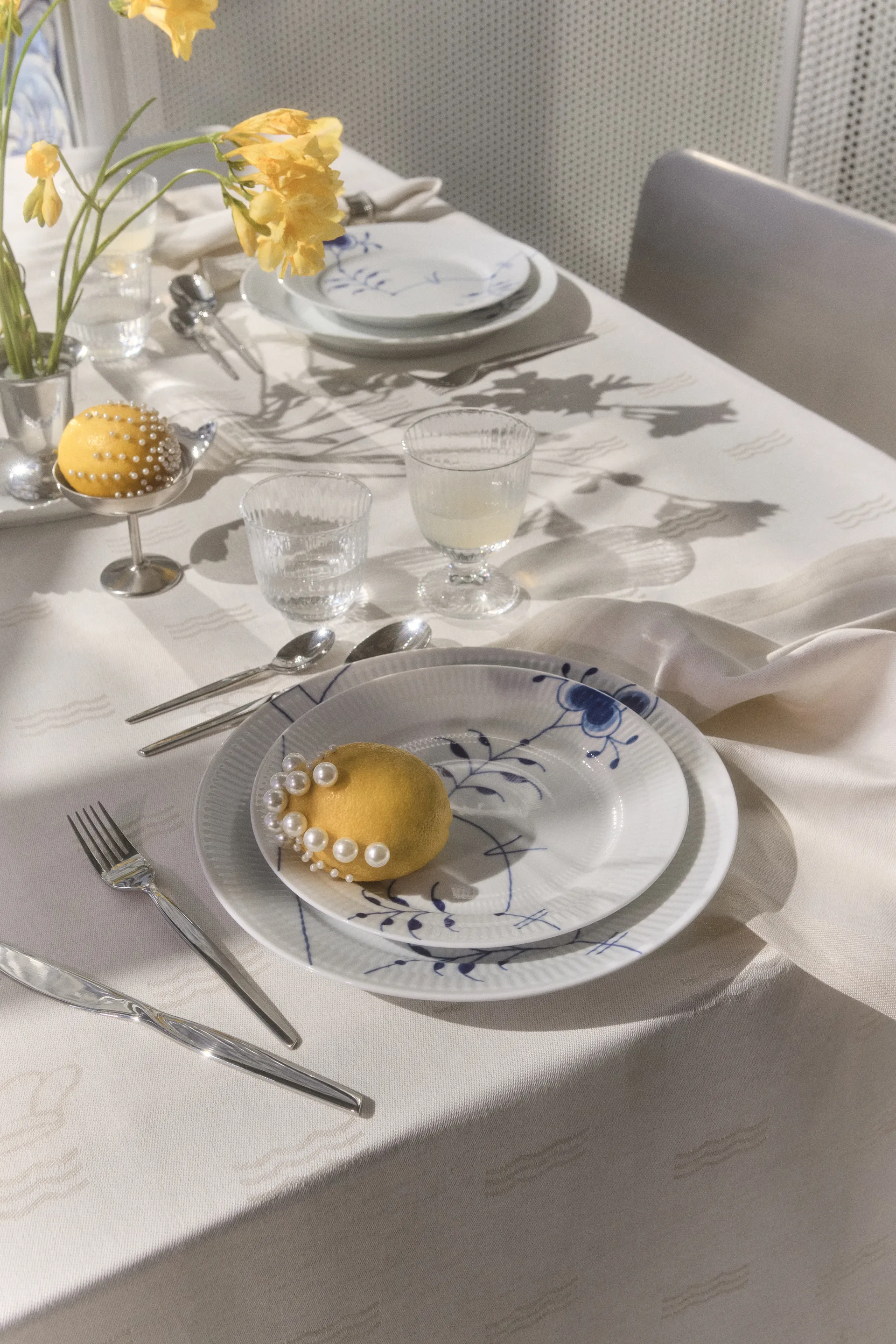 Blue Fluted Mega Limited Edition bord Ø22 cm, White-blue Royal Copenhagen