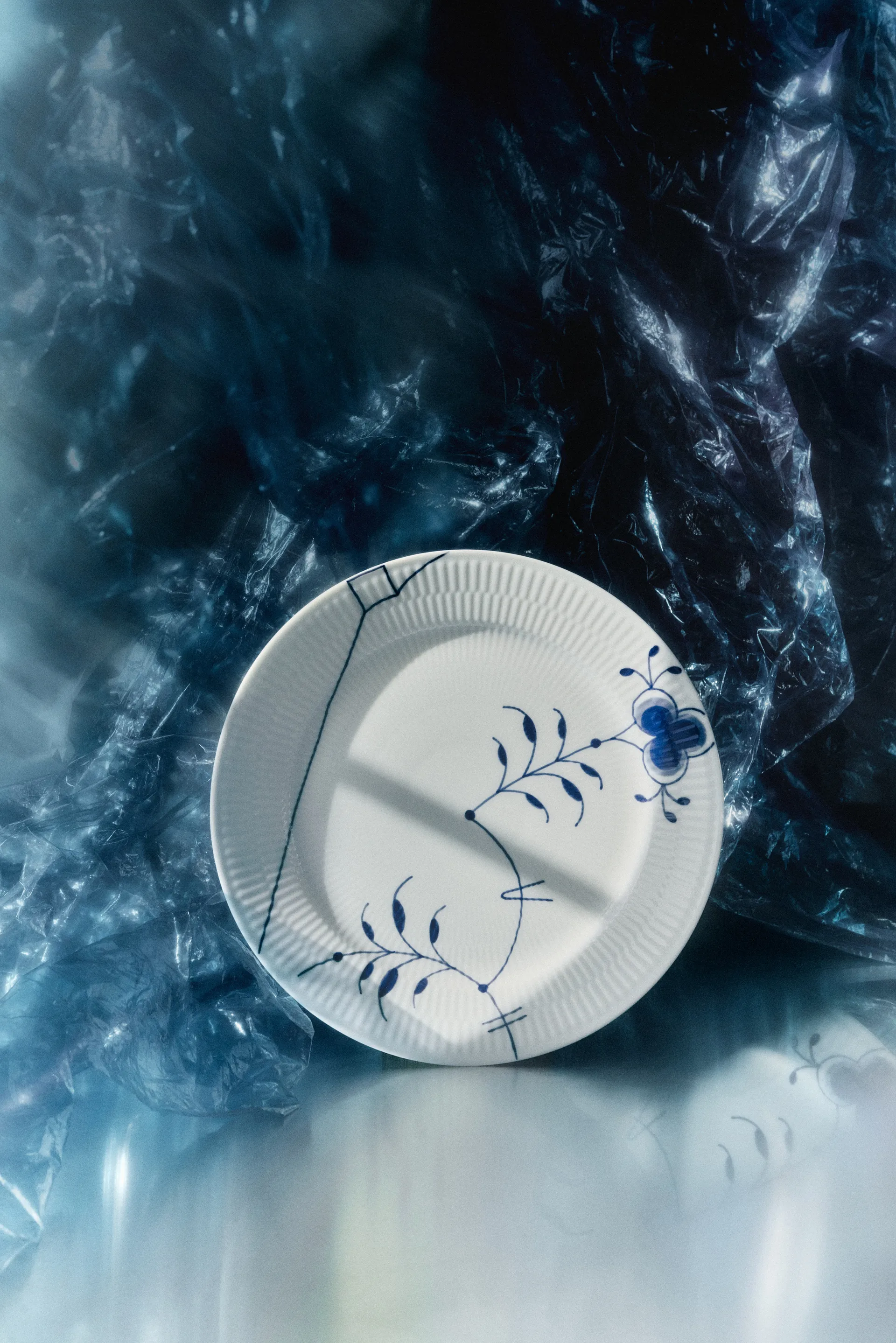 Blue Fluted Mega Limited Edition bord Ø27 cm, White-blue Royal Copenhagen