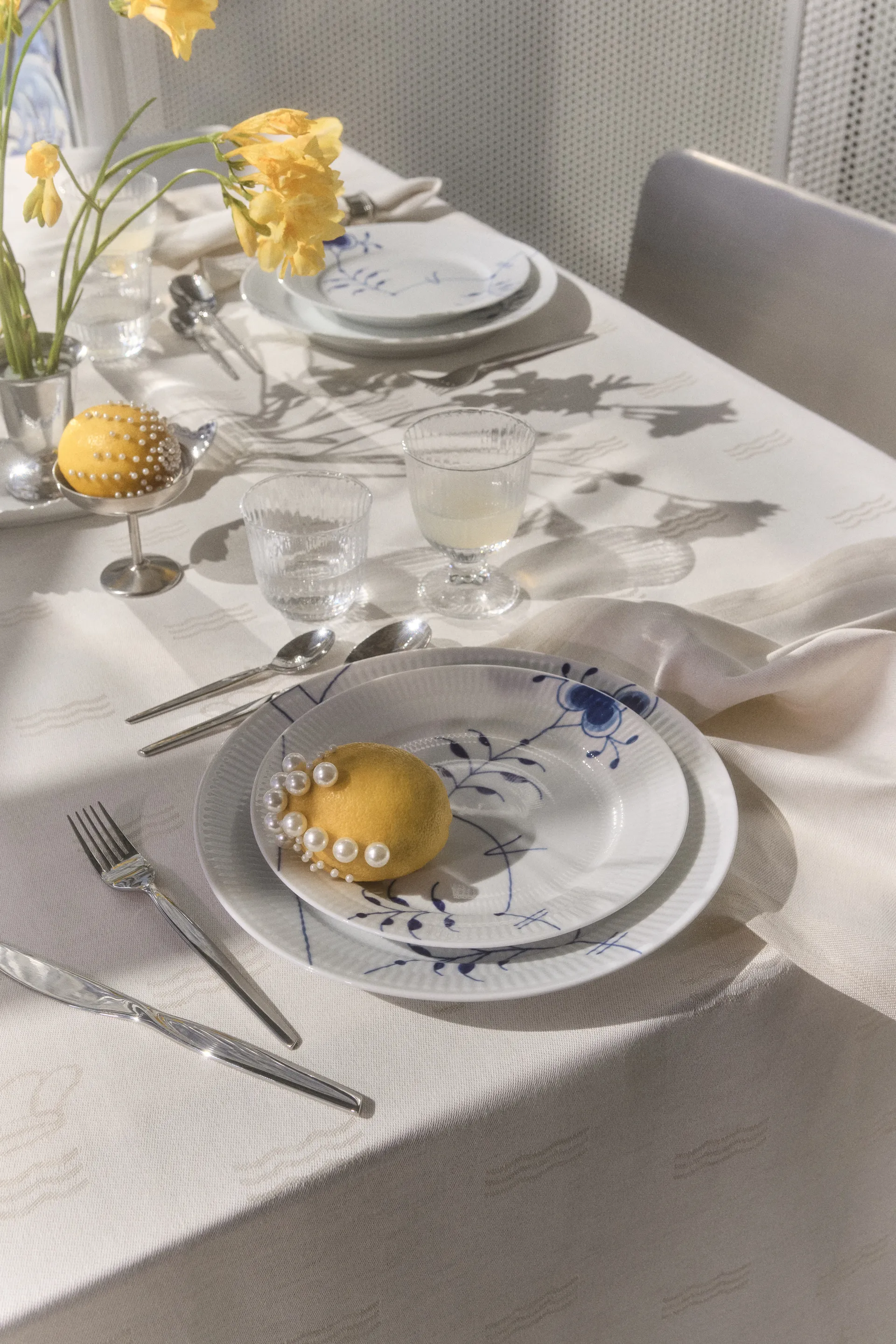 Blue Fluted Mega Limited Edition bord Ø27 cm, White-blue Royal Copenhagen