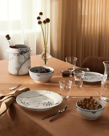 Blue Fluted Mega Limited Edition bord Ø27 cm - White-blue - Royal Copenhagen